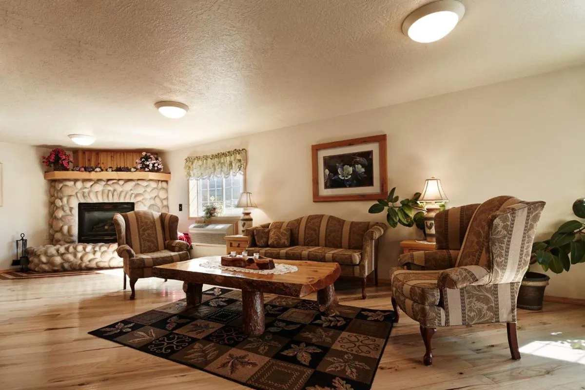 Living room in Columbine Inn and Suites