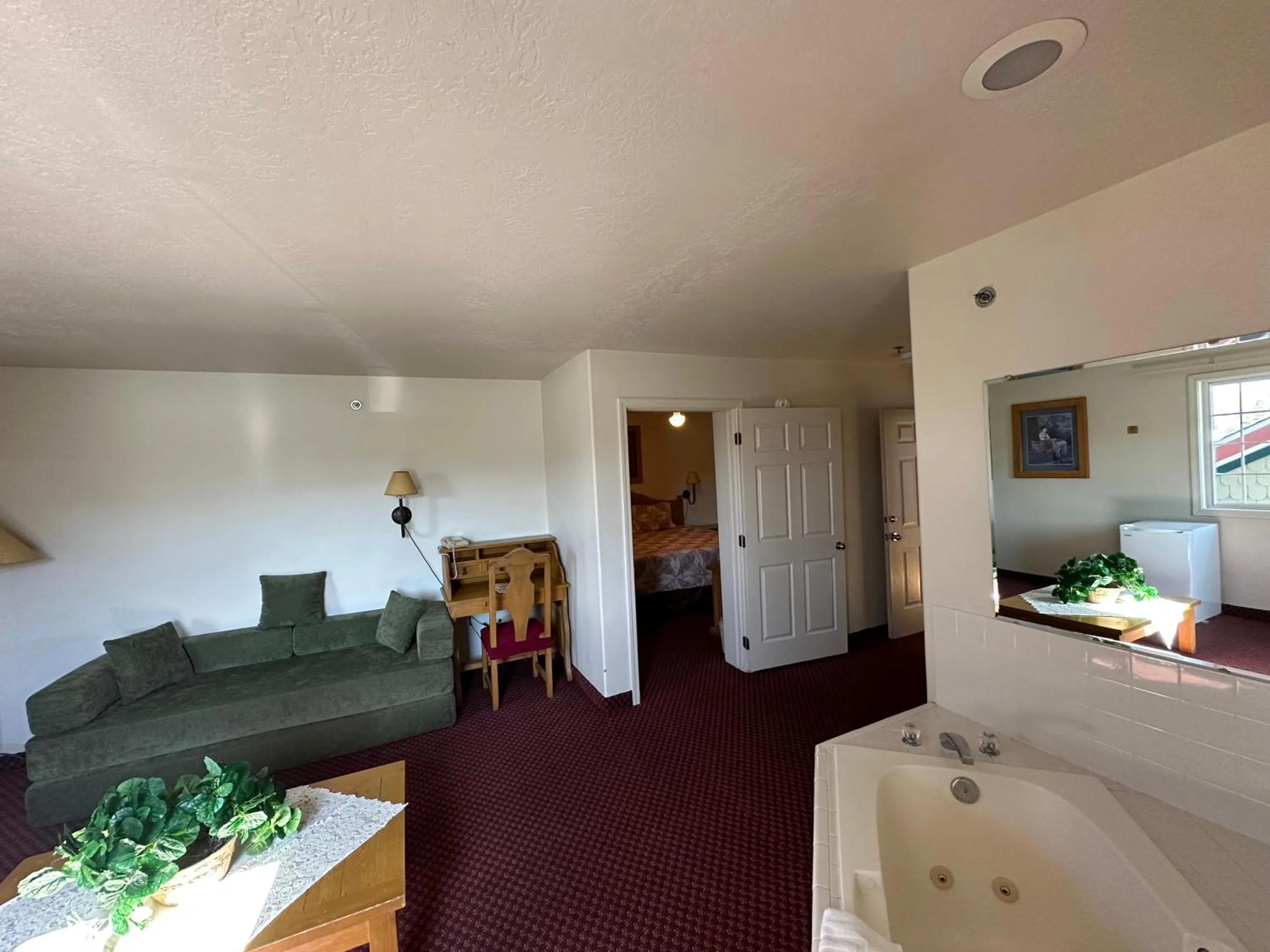 Bed in Columbine Inn and Suites
