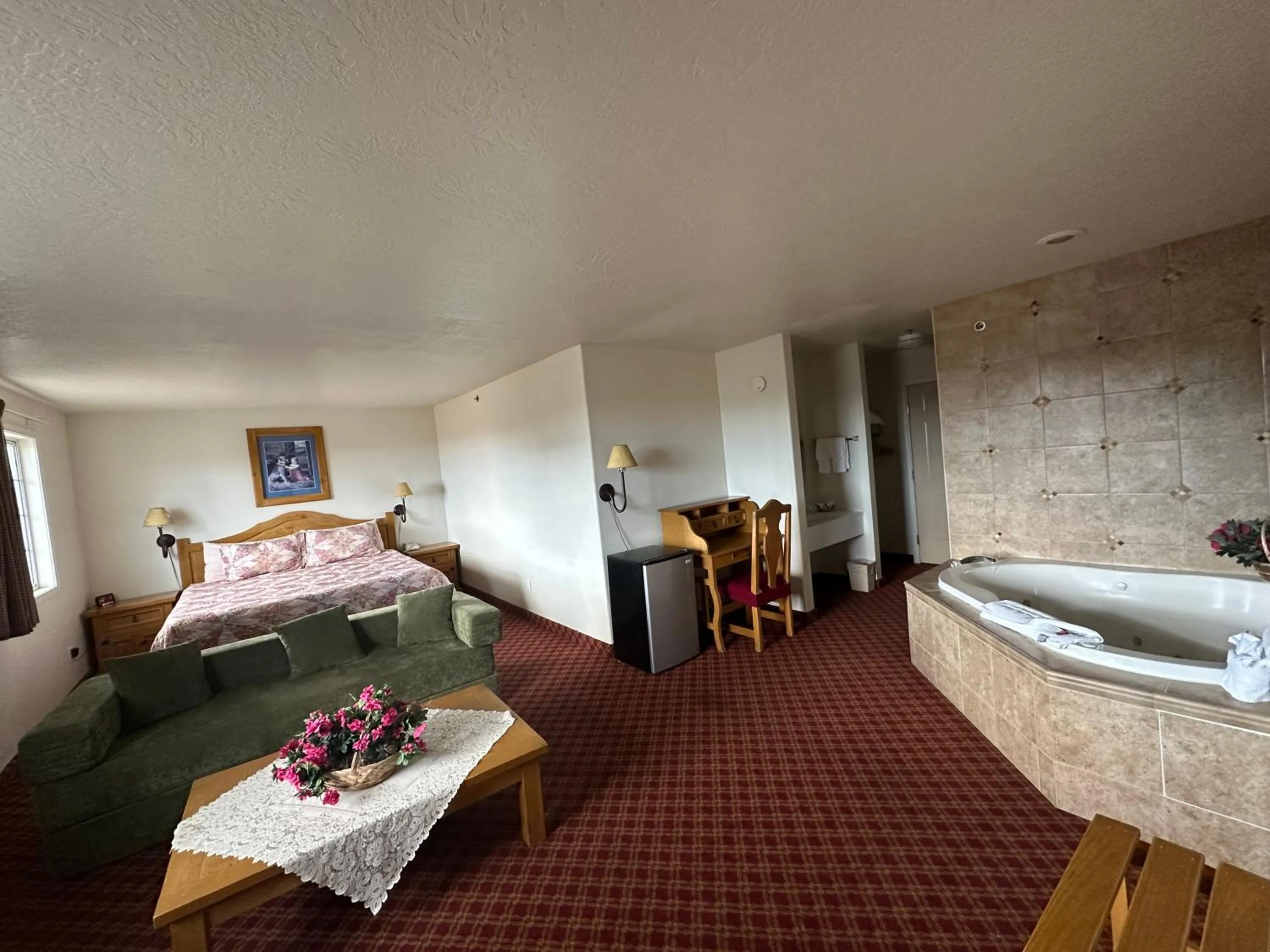 Bed in Columbine Inn and Suites
