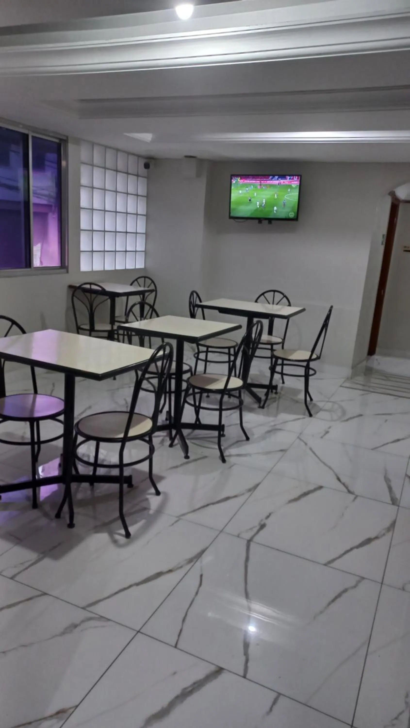 Restaurant/places to eat in Hotel Mustang