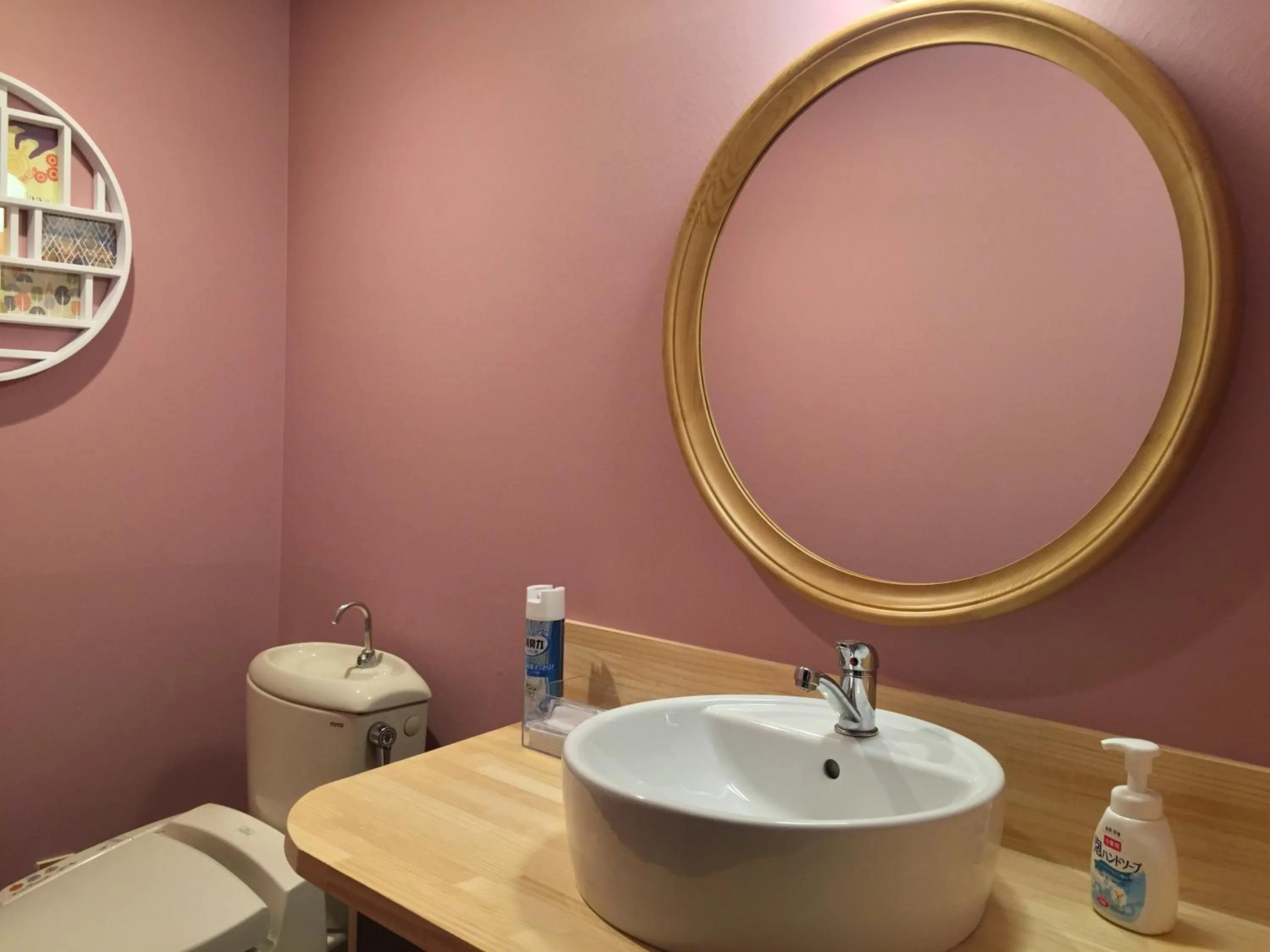 Toilet in White Rose Inn