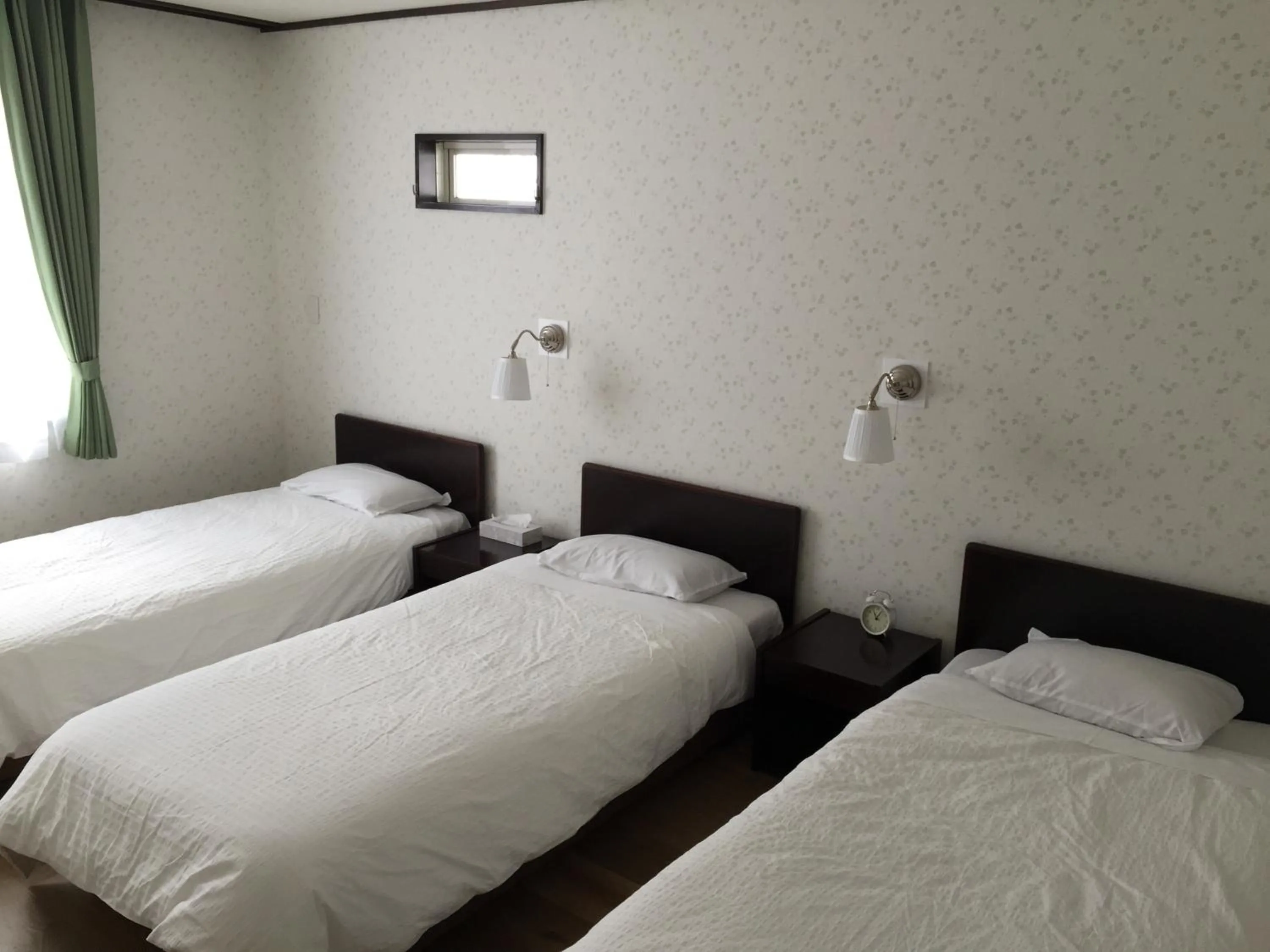 Photo of the whole room, Bed in White Rose Inn