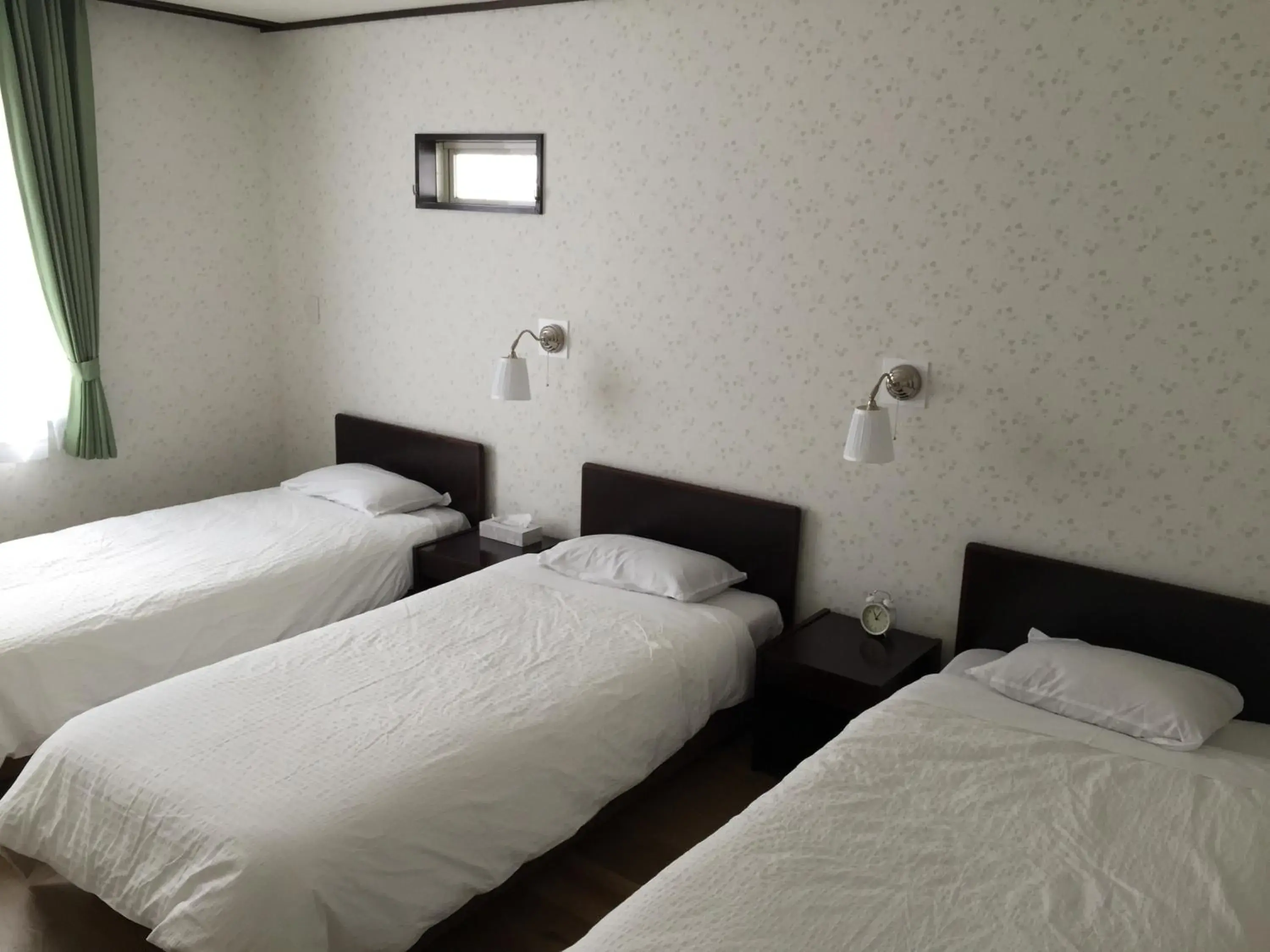 Comfort Triple Room in White Rose Inn Comfort Triple Room in White Rose Inn