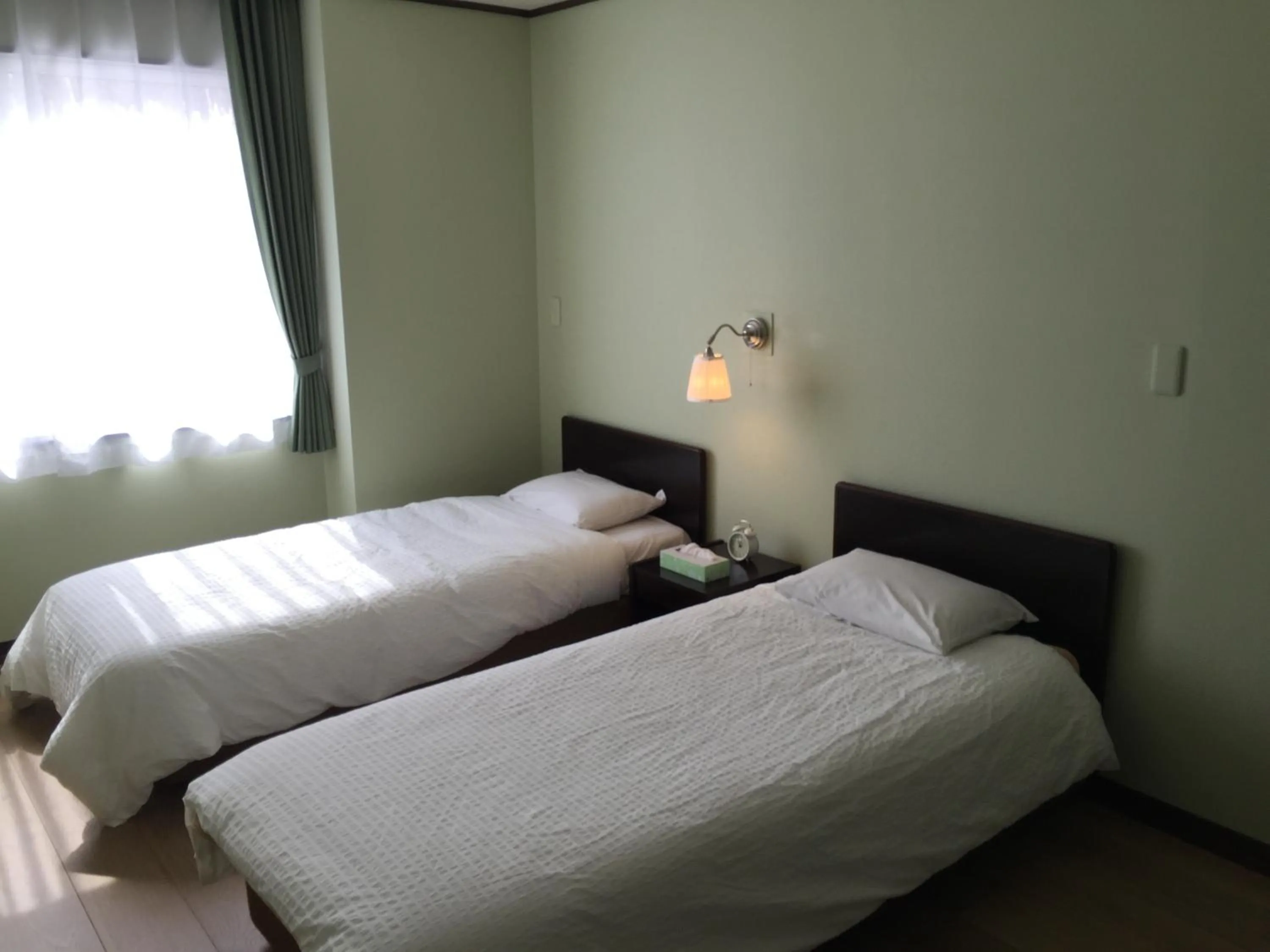 Photo of the whole room, Bed in White Rose Inn