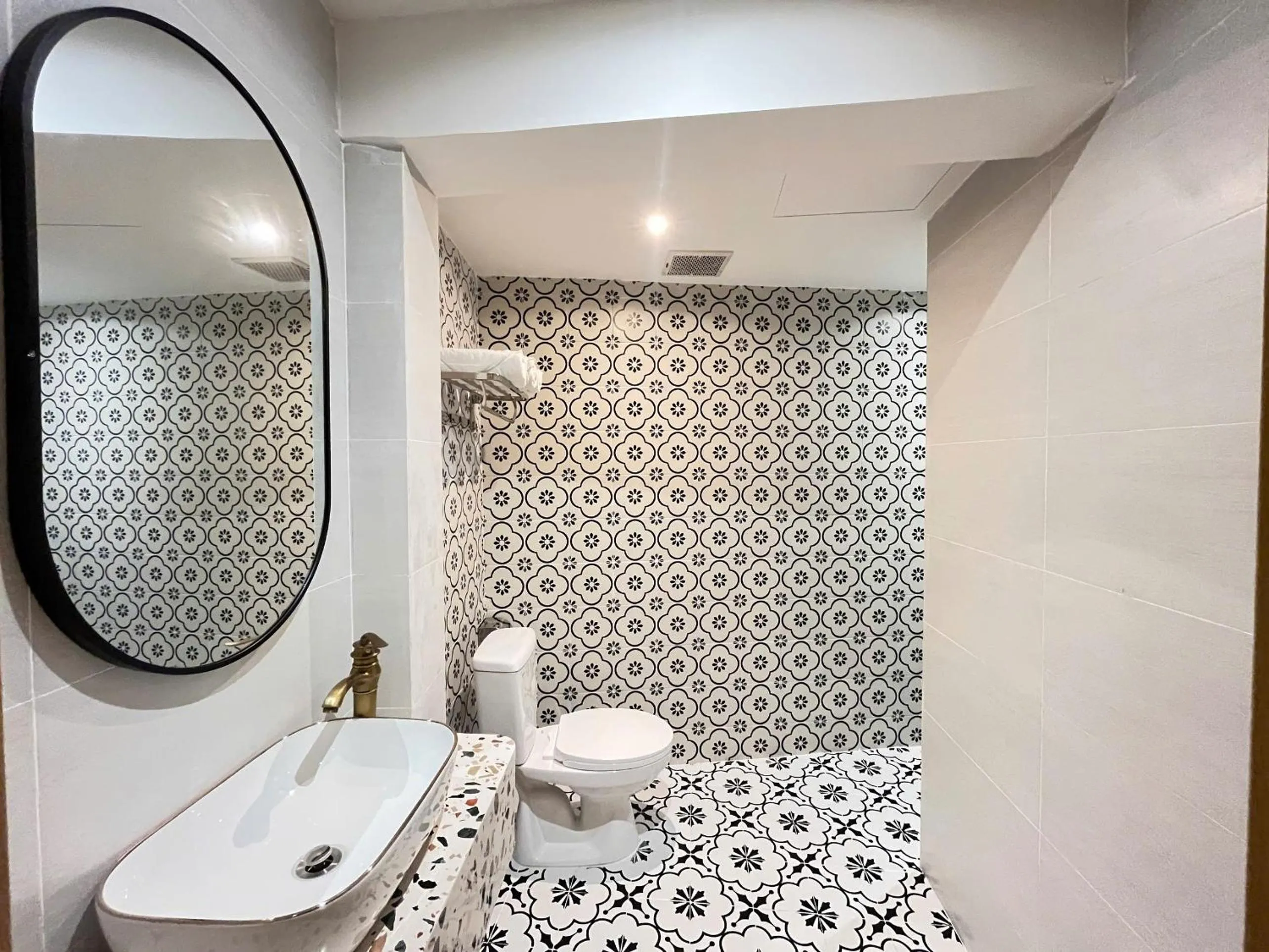 Shower in Tuyết Mai Hotel