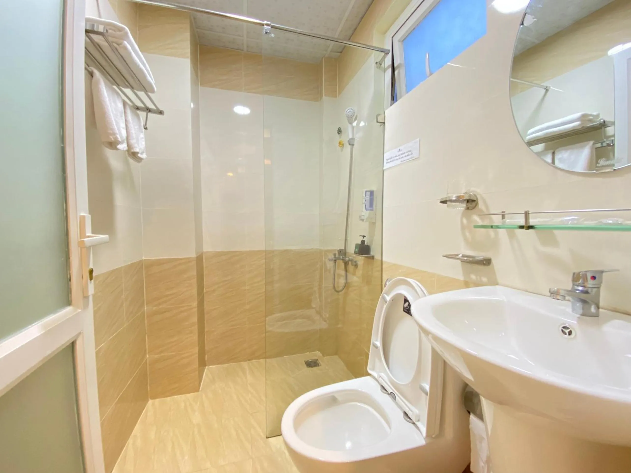 Shower in Tuyết Mai Hotel