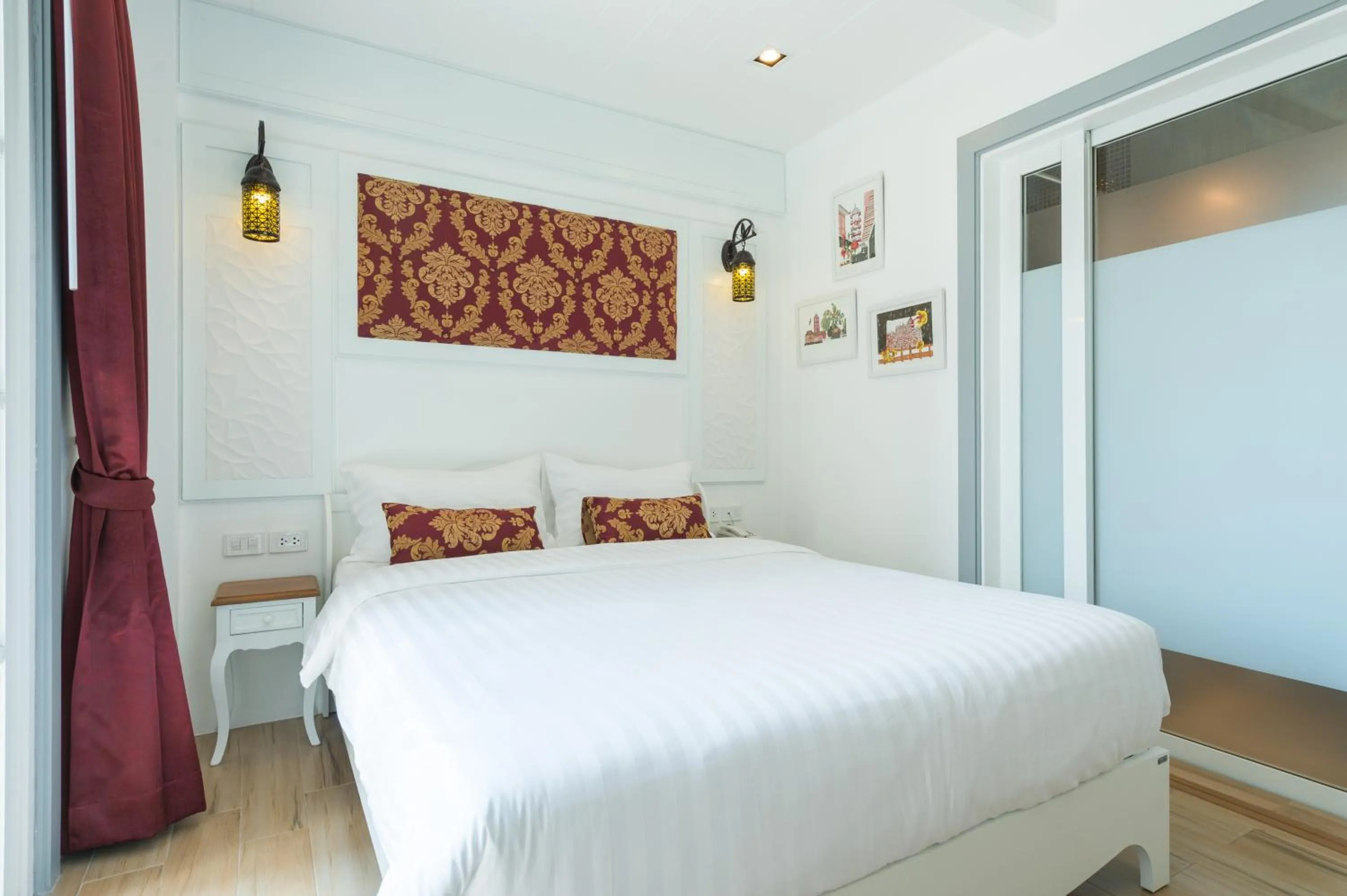 Bed in White Ivory Bed And Breakfast