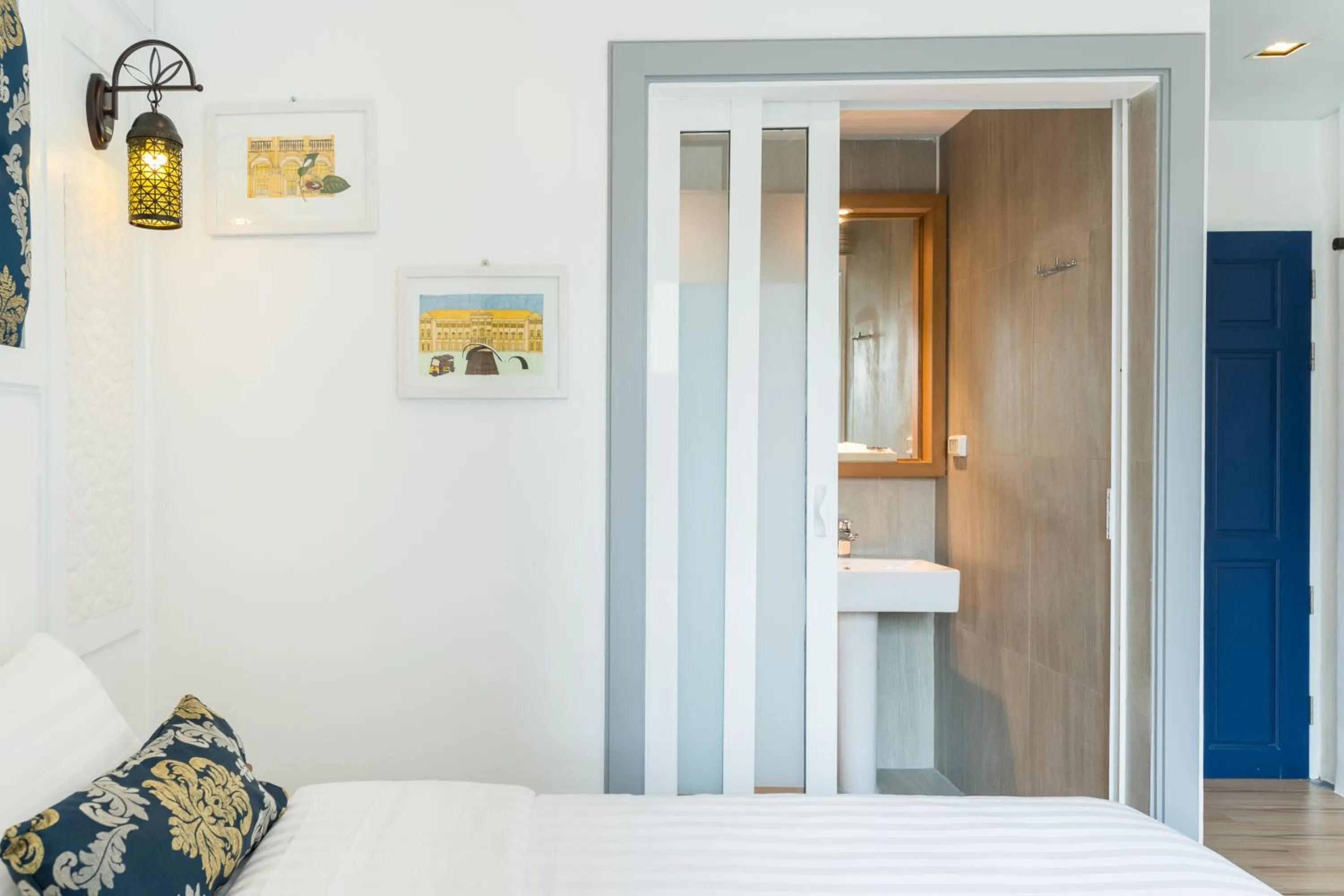 Bed in White Ivory Bed And Breakfast