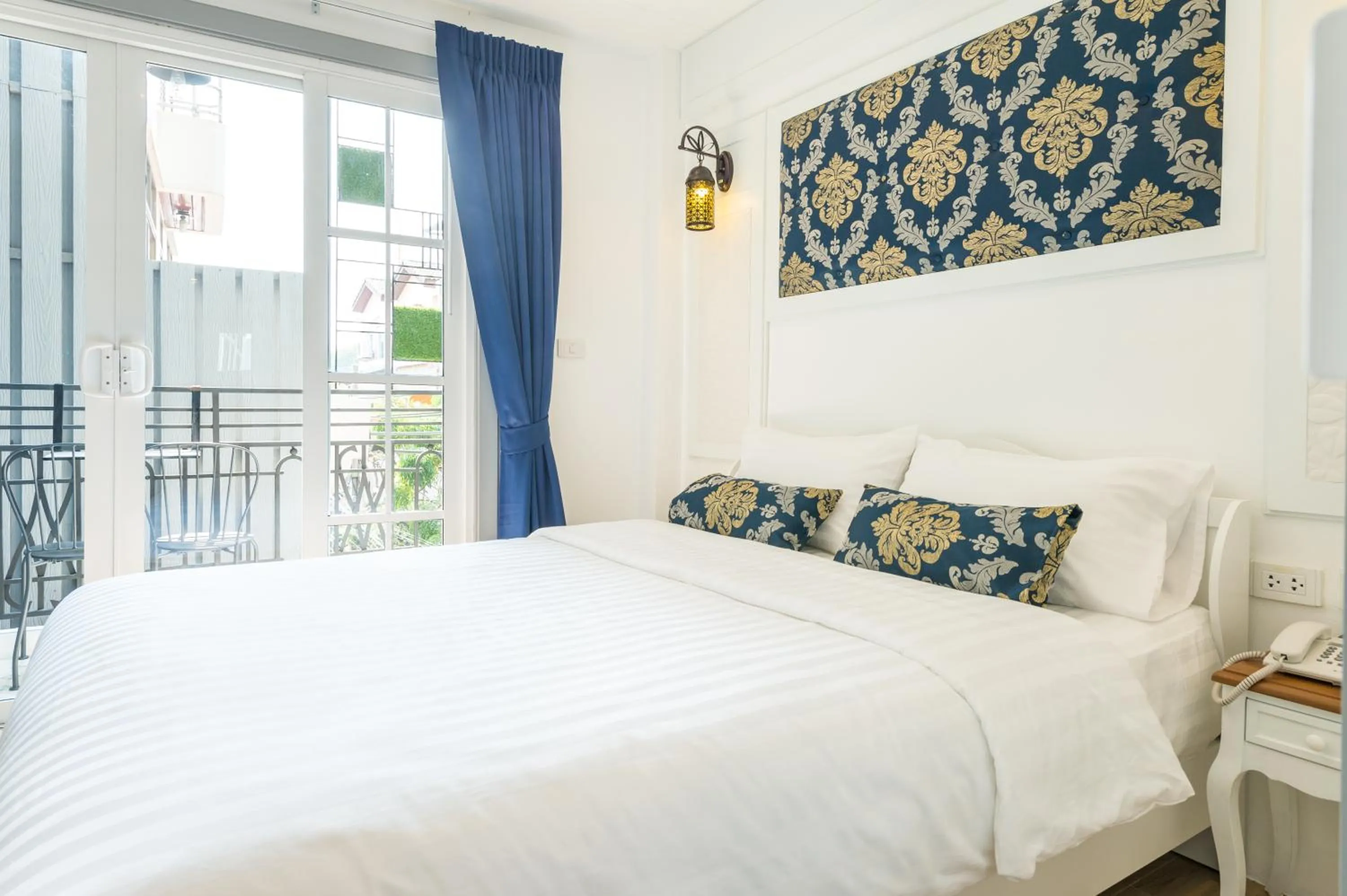 Bed in White Ivory Bed And Breakfast