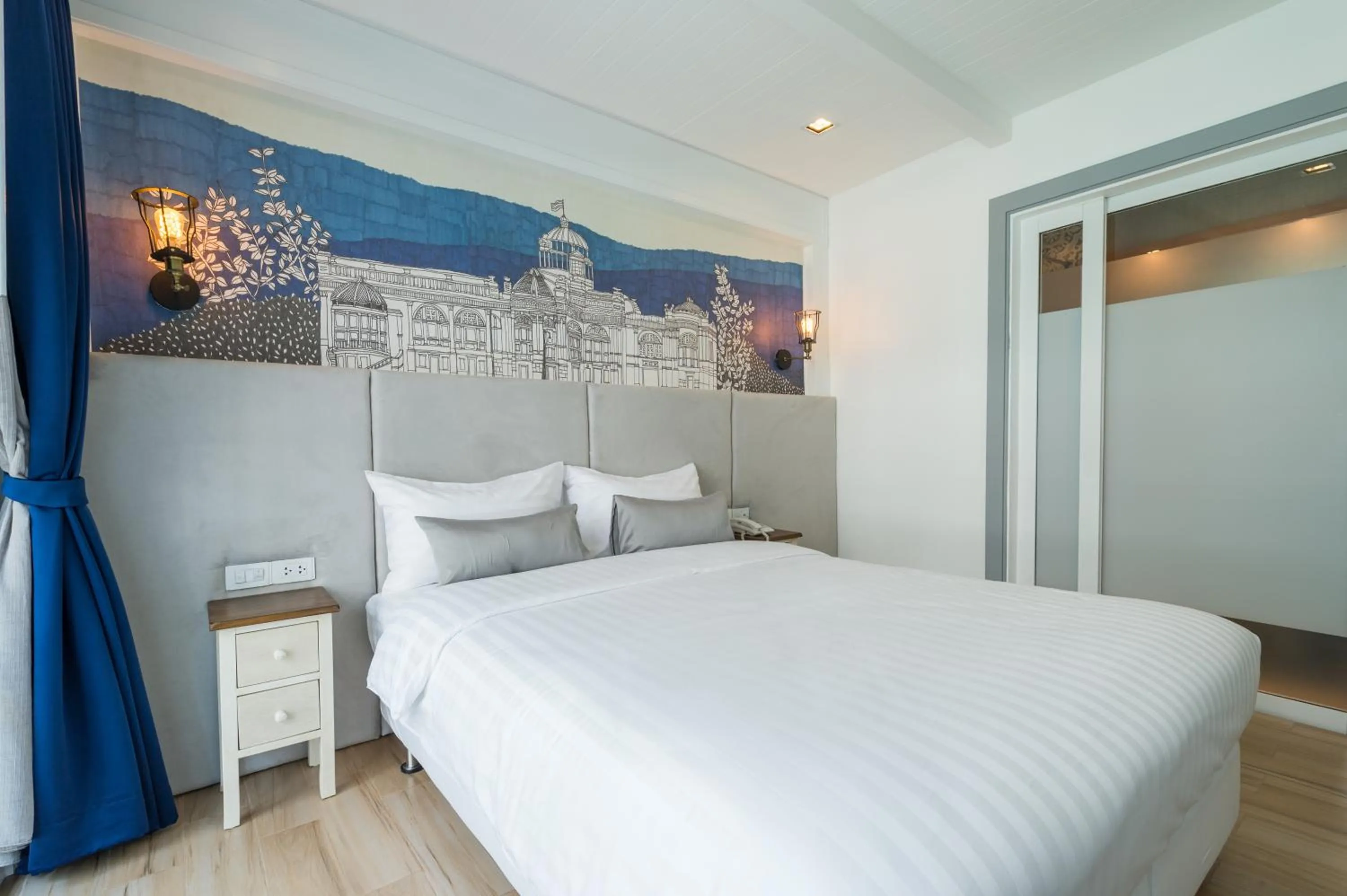 Bed in White Ivory Bed And Breakfast