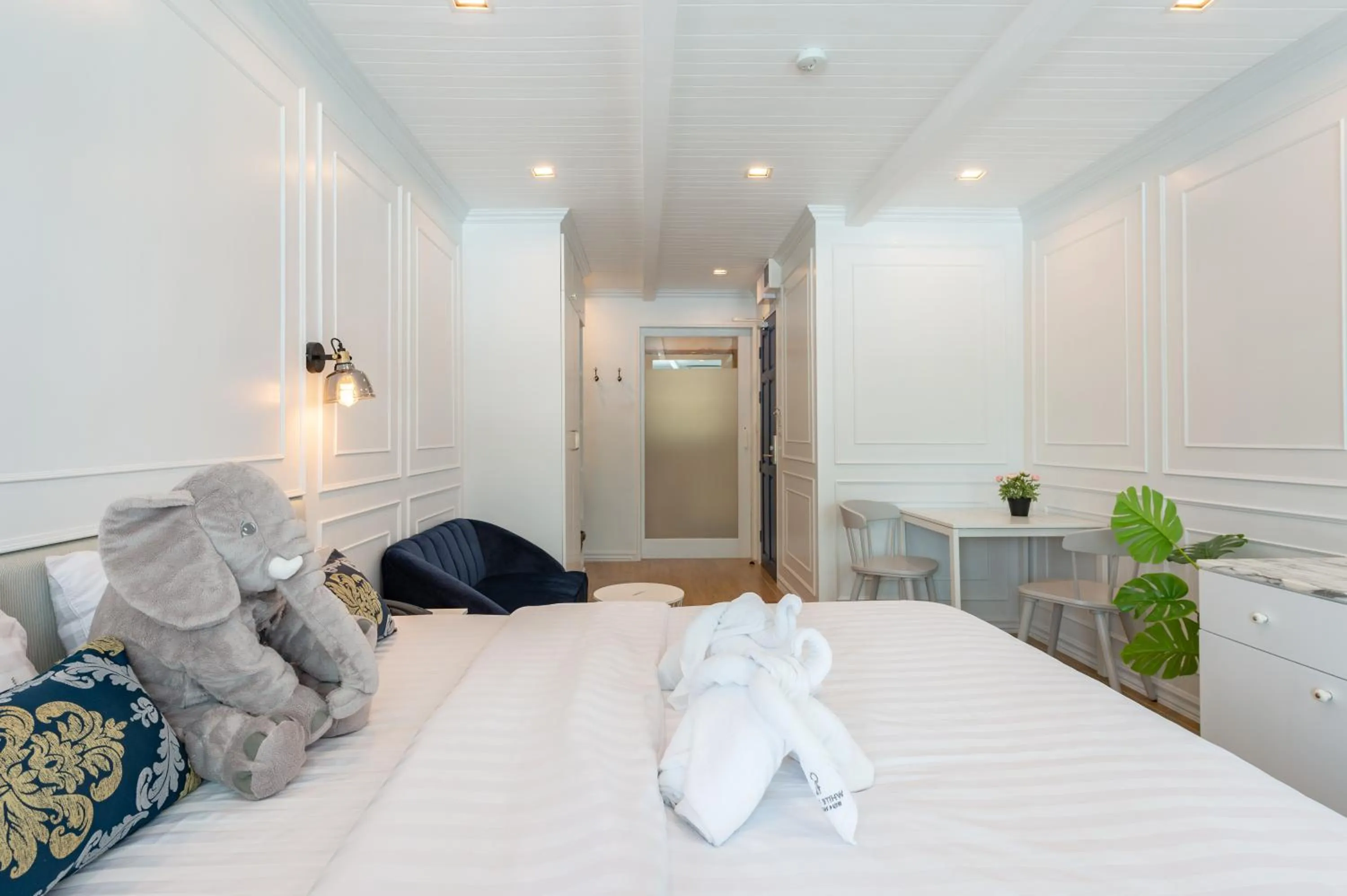 Bed in White Ivory Bed And Breakfast