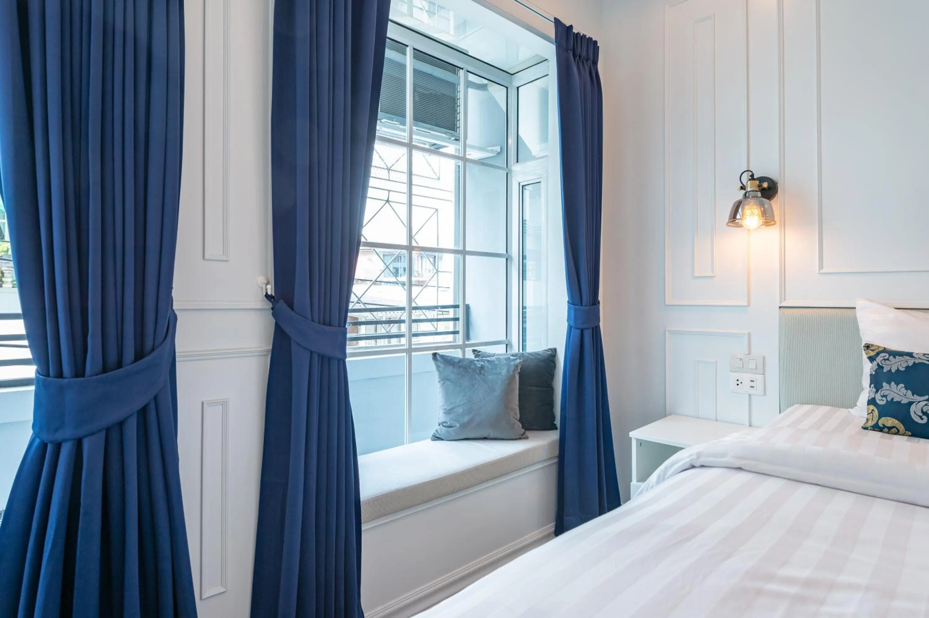 Bed in White Ivory Bed And Breakfast