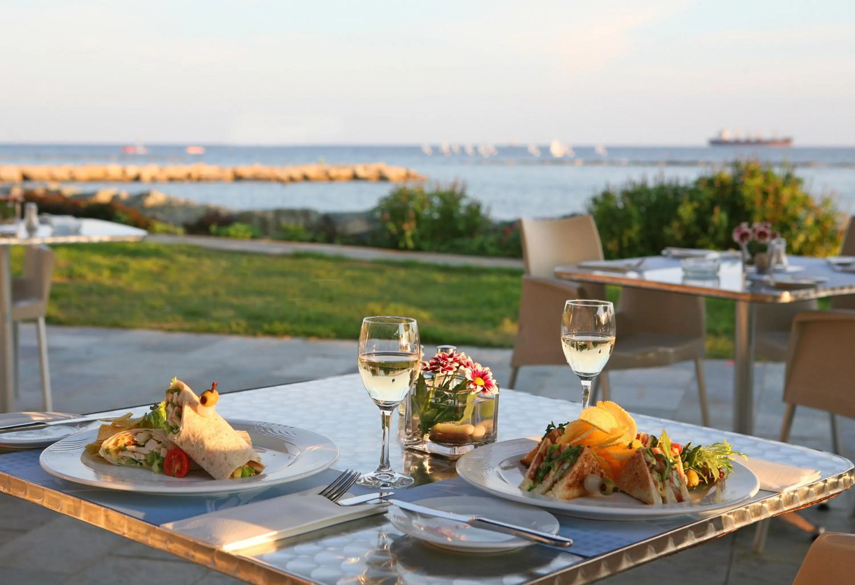 Restaurant/places to eat in Crowne Plaza Limassol by IHG