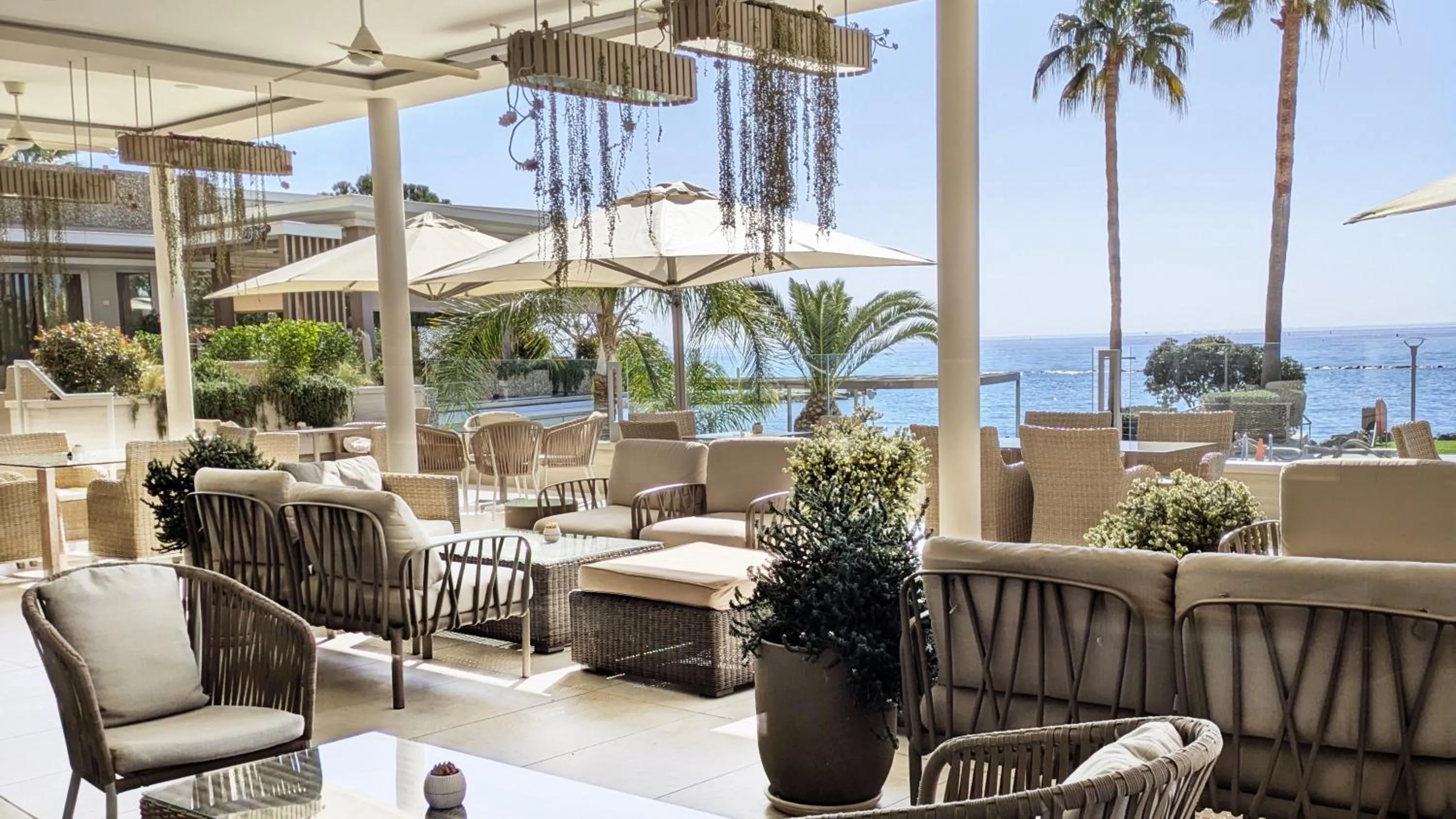 Lounge or bar in Crowne Plaza Limassol by IHG