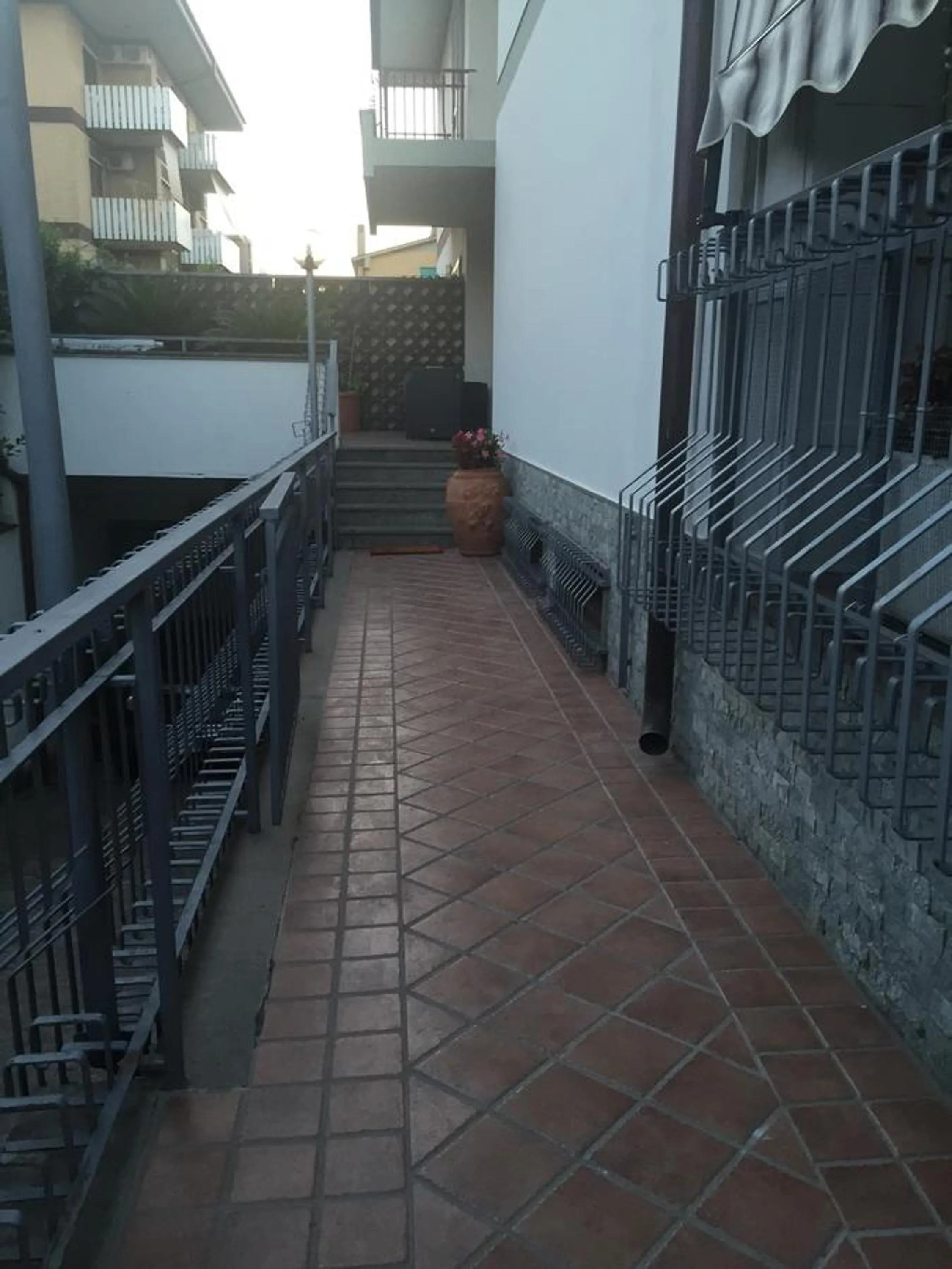 Facade/entrance in La Maison Blanche