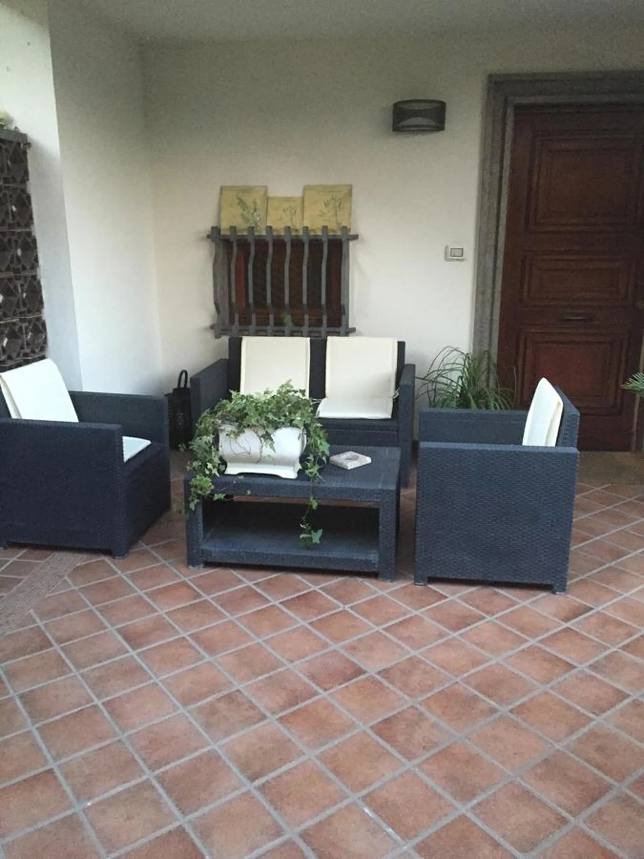 Facade/entrance in La Maison Blanche