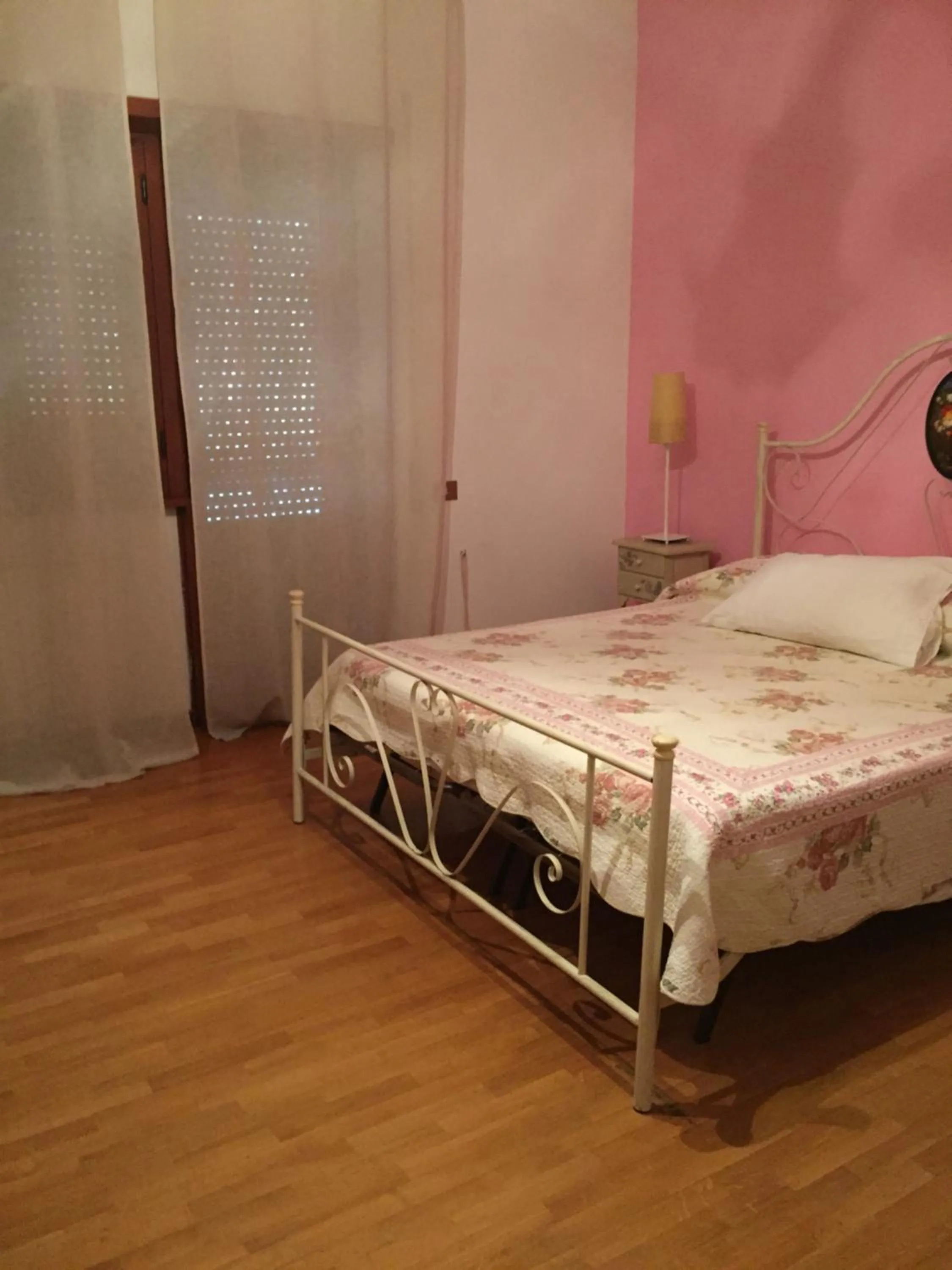 Photo of the whole room, Bed in La Maison Blanche