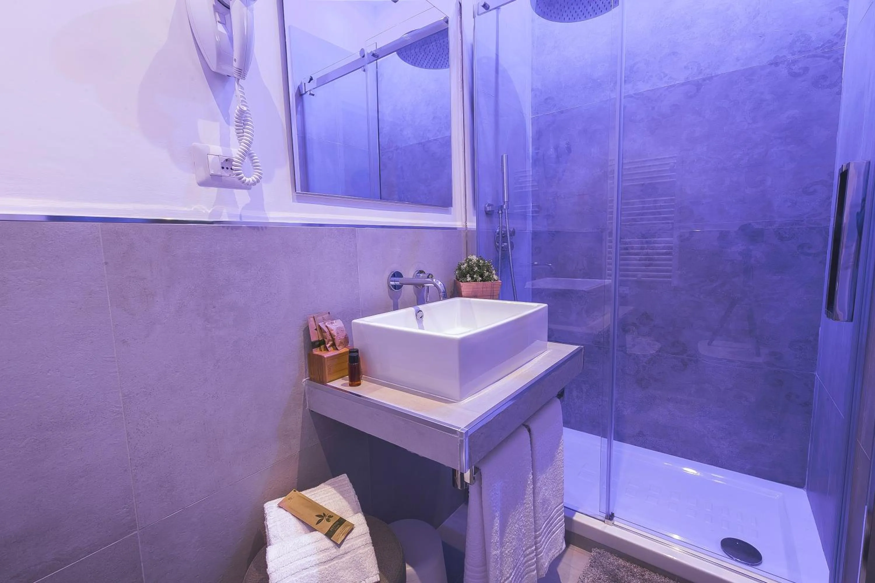 Shower in Colonna Luxury Suites