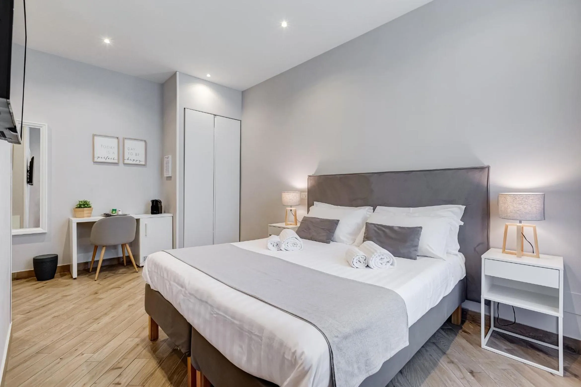 Photo of the whole room, Bed in Colonna Luxury Suites