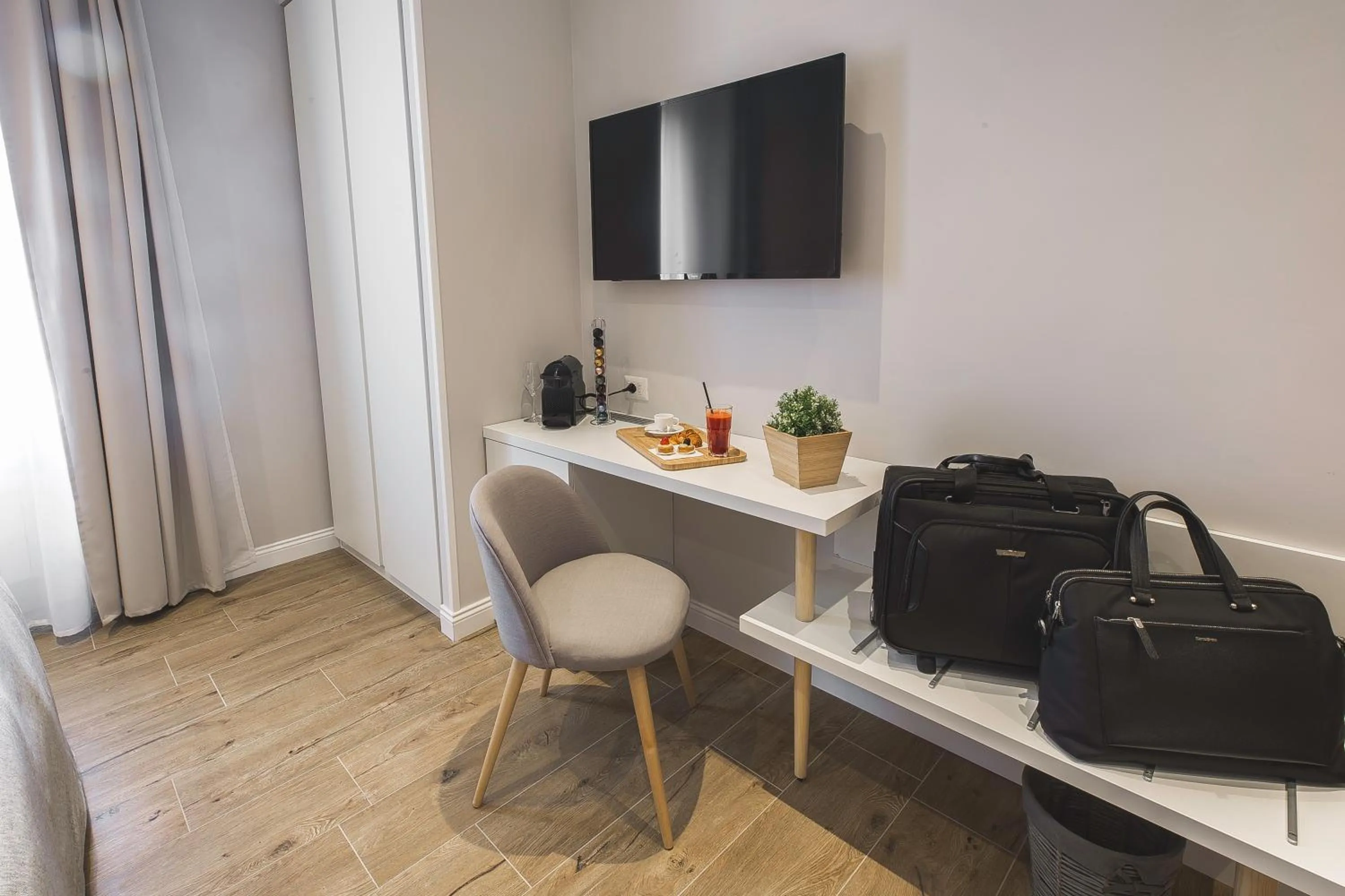 TV and multimedia in Colonna Luxury Suites