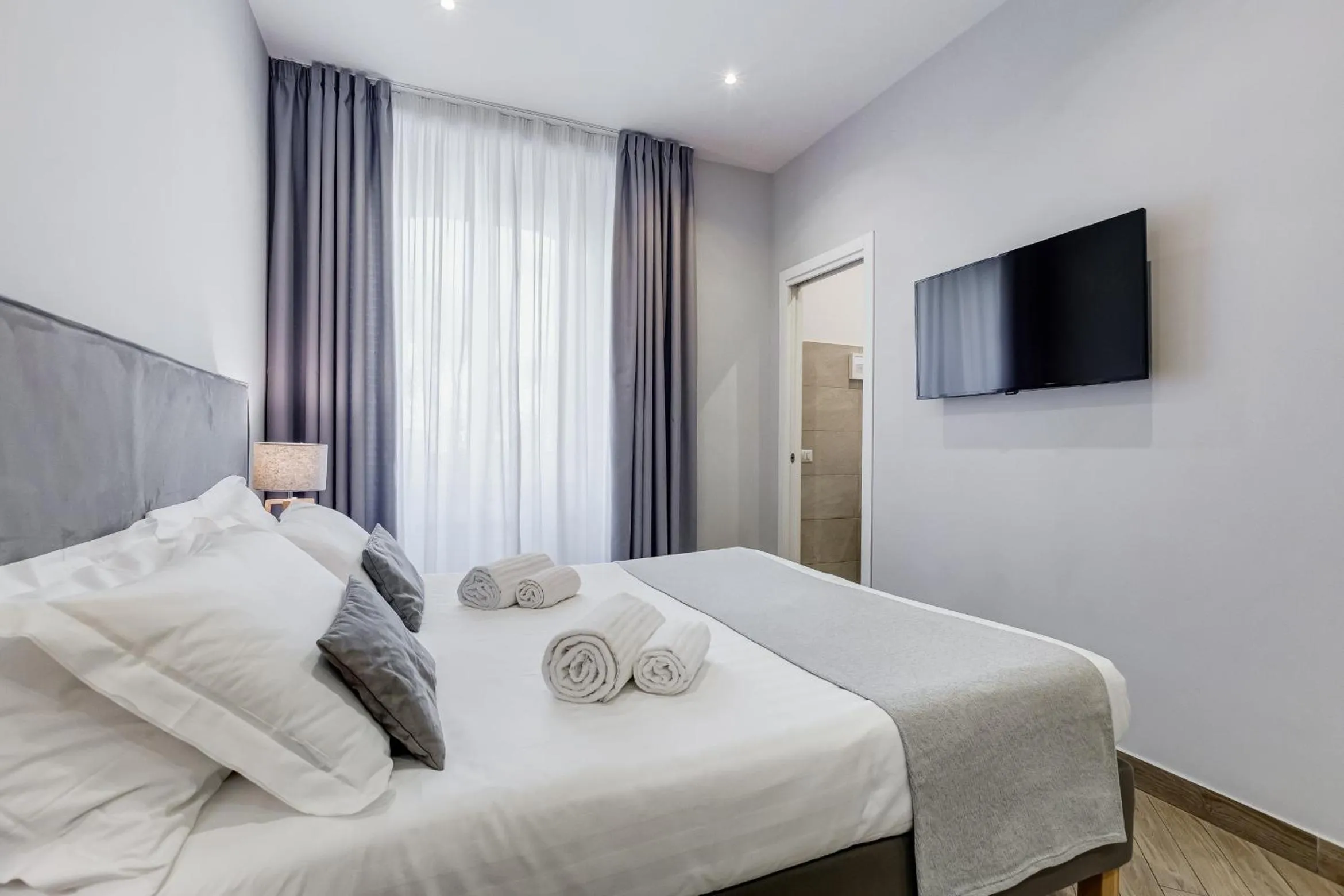 Photo of the whole room, Bed in Colonna Luxury Suites