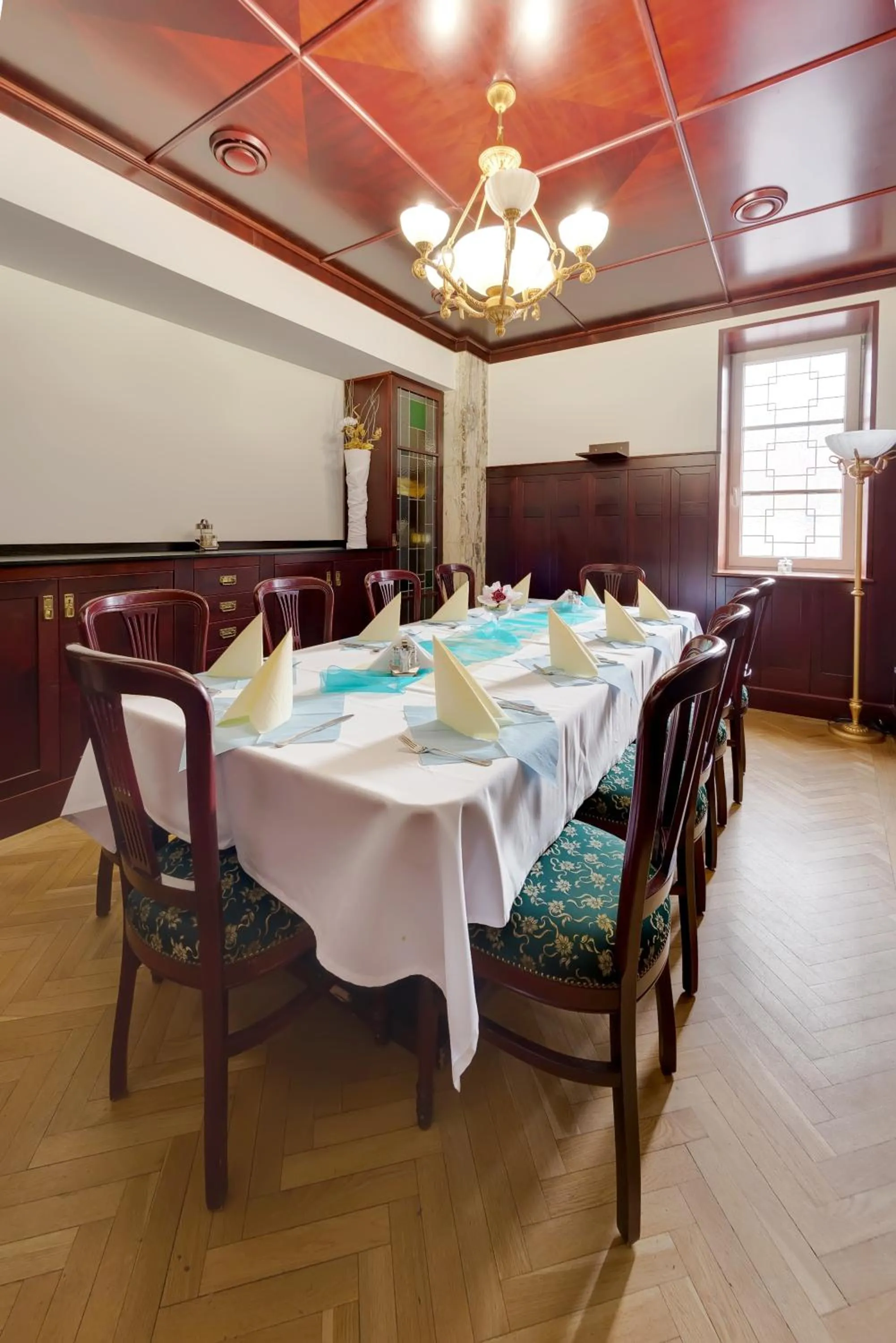 Restaurant/places to eat in Hotel Torysa