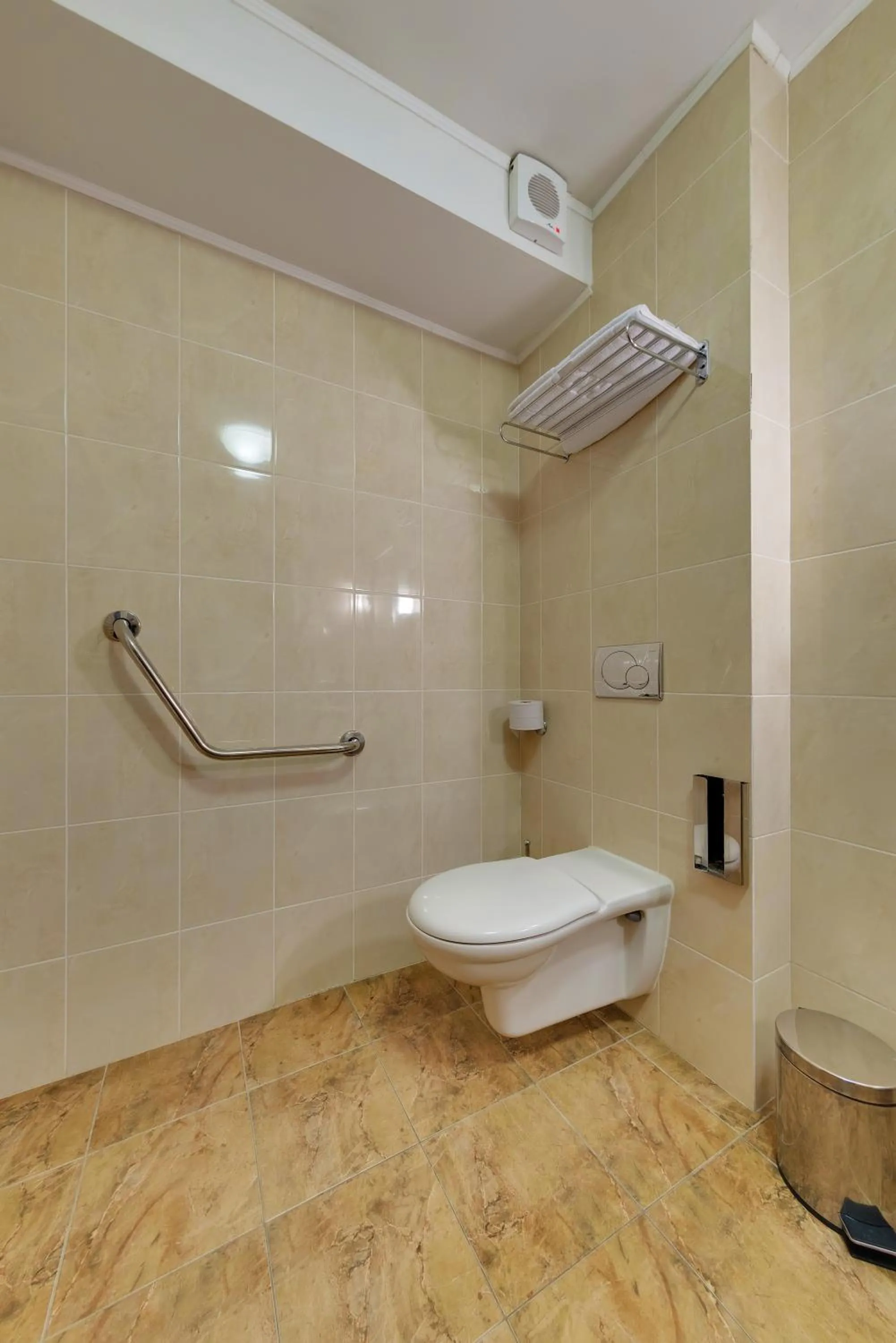 Toilet in Hotel Torysa