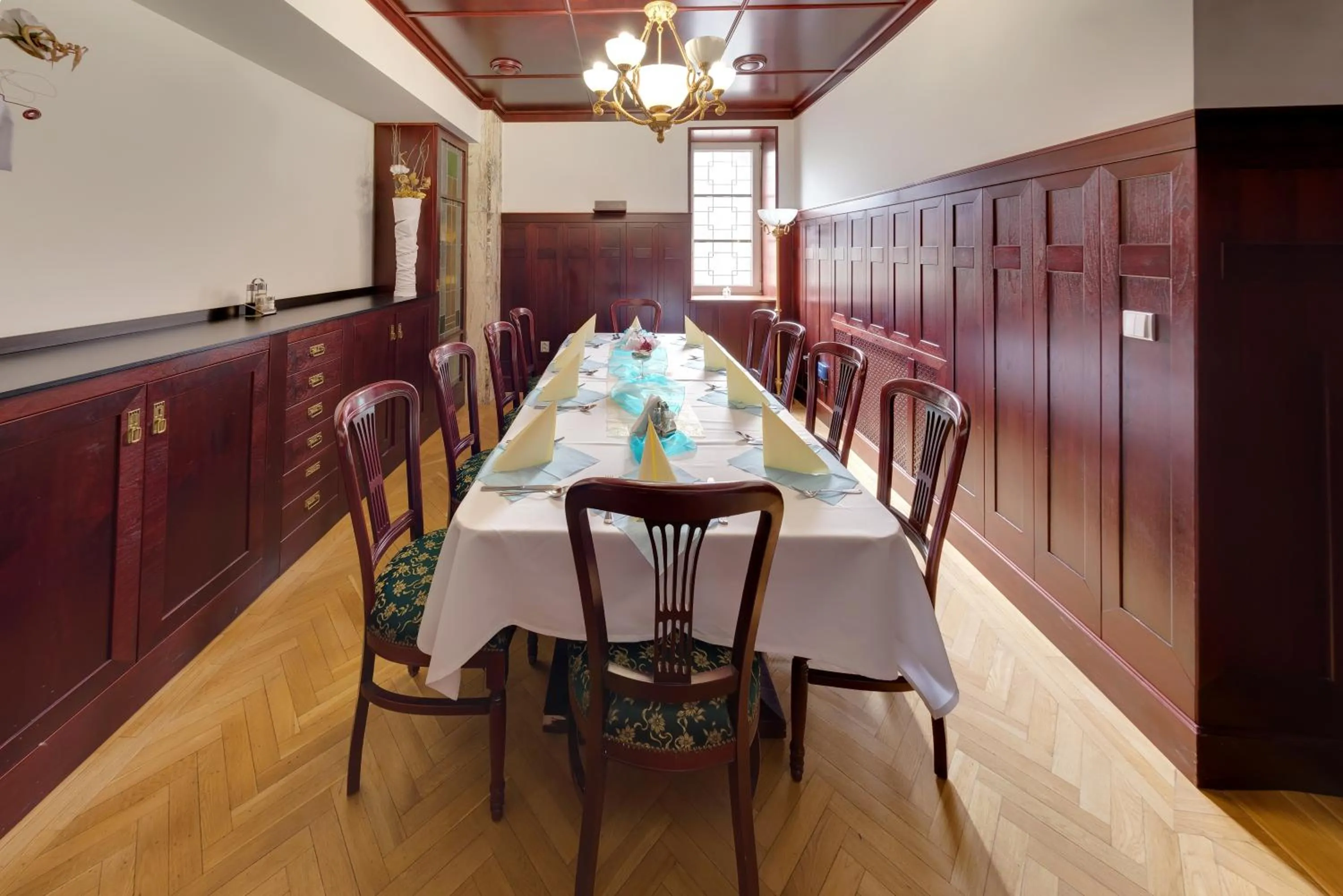 Restaurant/places to eat in Hotel Torysa