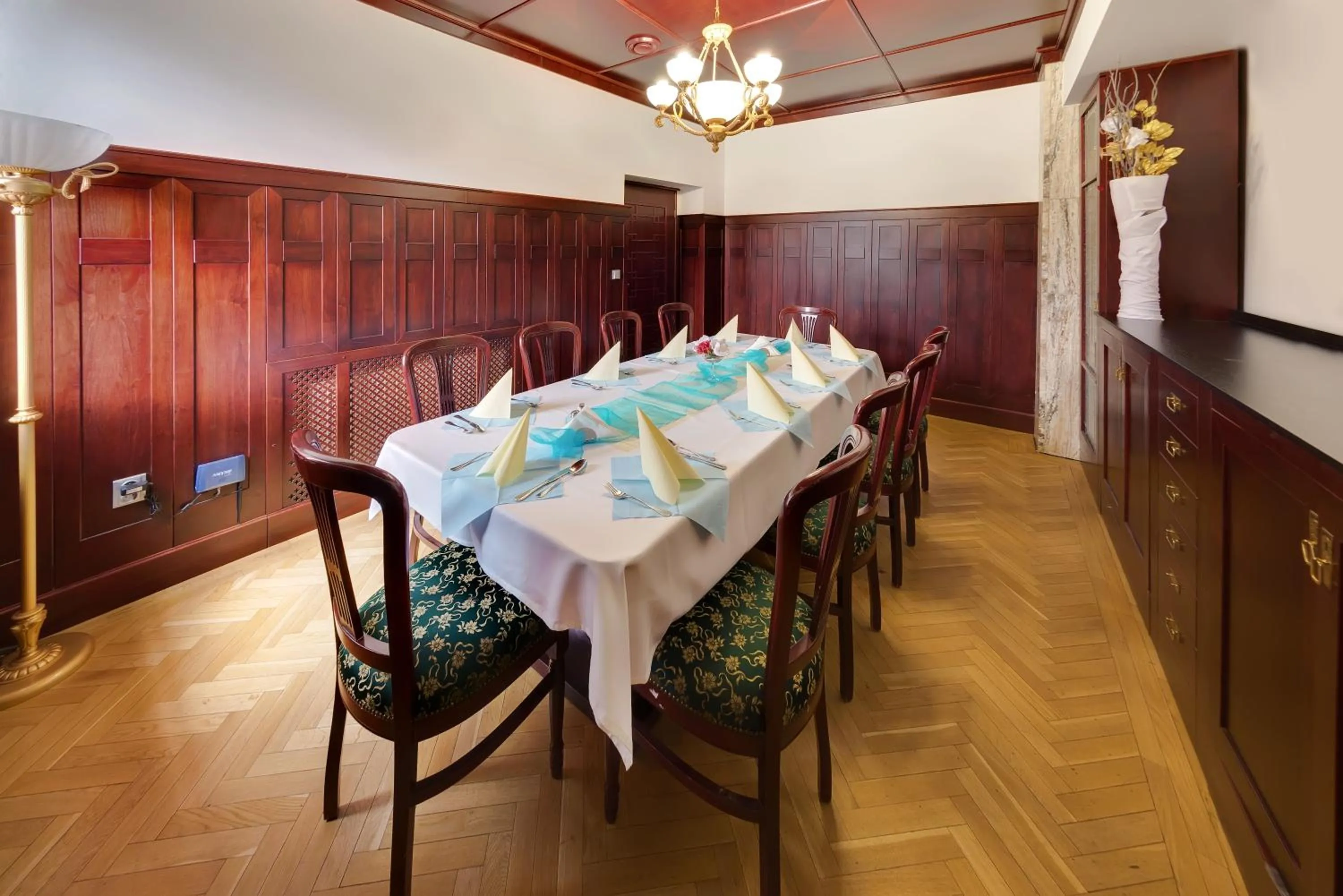 Restaurant/places to eat in Hotel Torysa