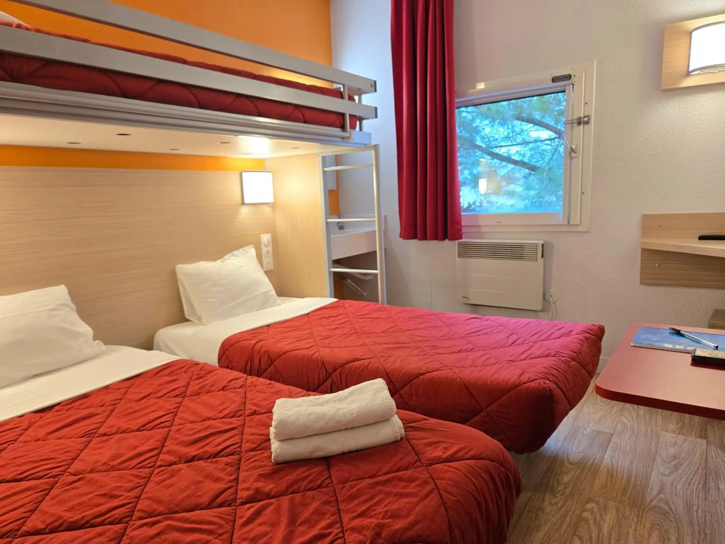 Triple Room with Three Single Beds and Shared Bathroom/Toilet in Premiere Classe Valence - Bourg Les Valence Triple Room with Three Single Beds and Shared Bathroom/Toilet in Premiere Classe Valence - Bourg Les Valence