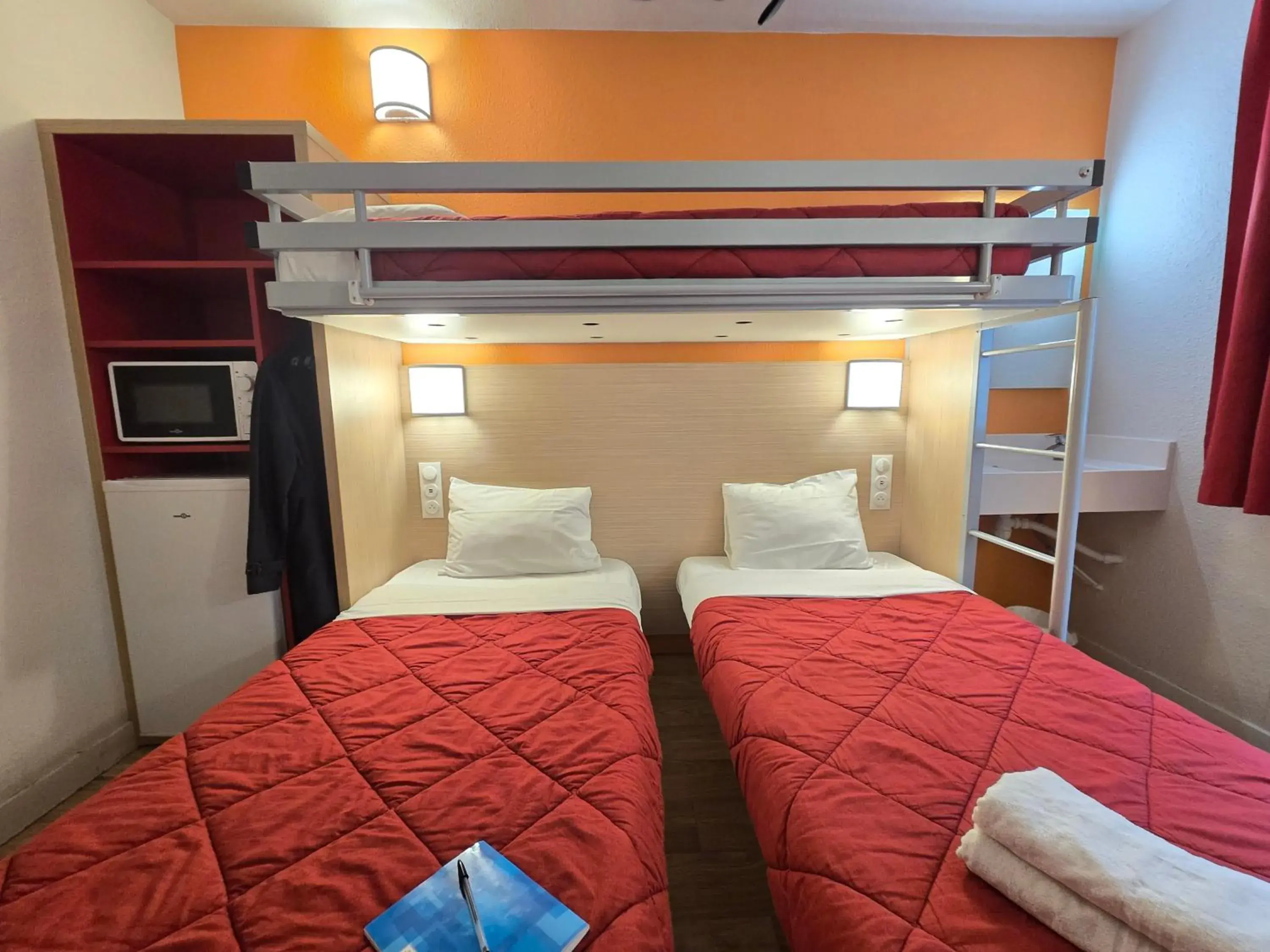 Triple Room with Three Single Beds and Shared Bathroom/Toilet in Premiere Classe Valence - Bourg Les Valence Triple Room with Three Single Beds and Shared Bathroom/Toilet in Premiere Classe Valence - Bourg Les Valence