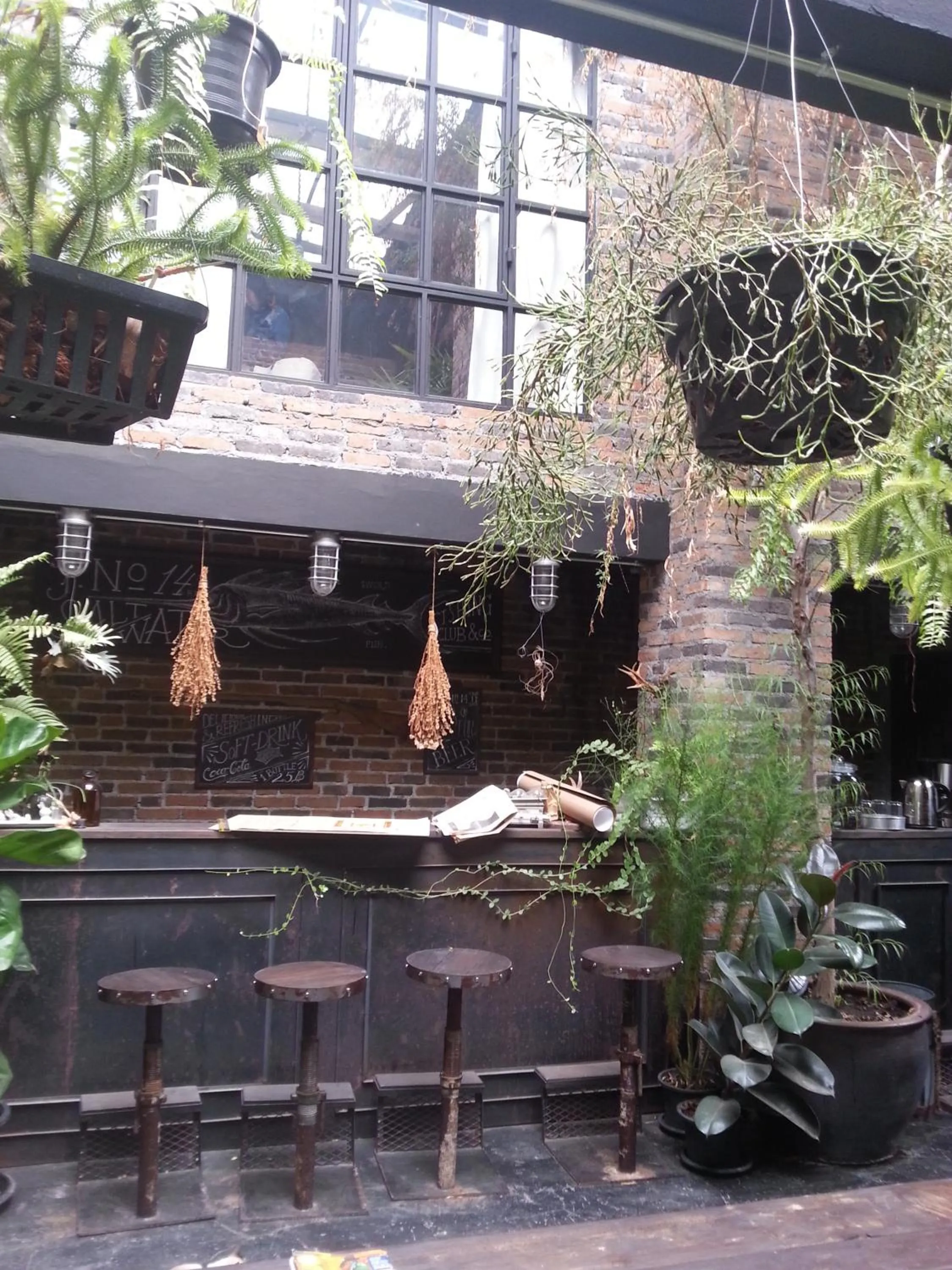 Lounge or bar in J No.14