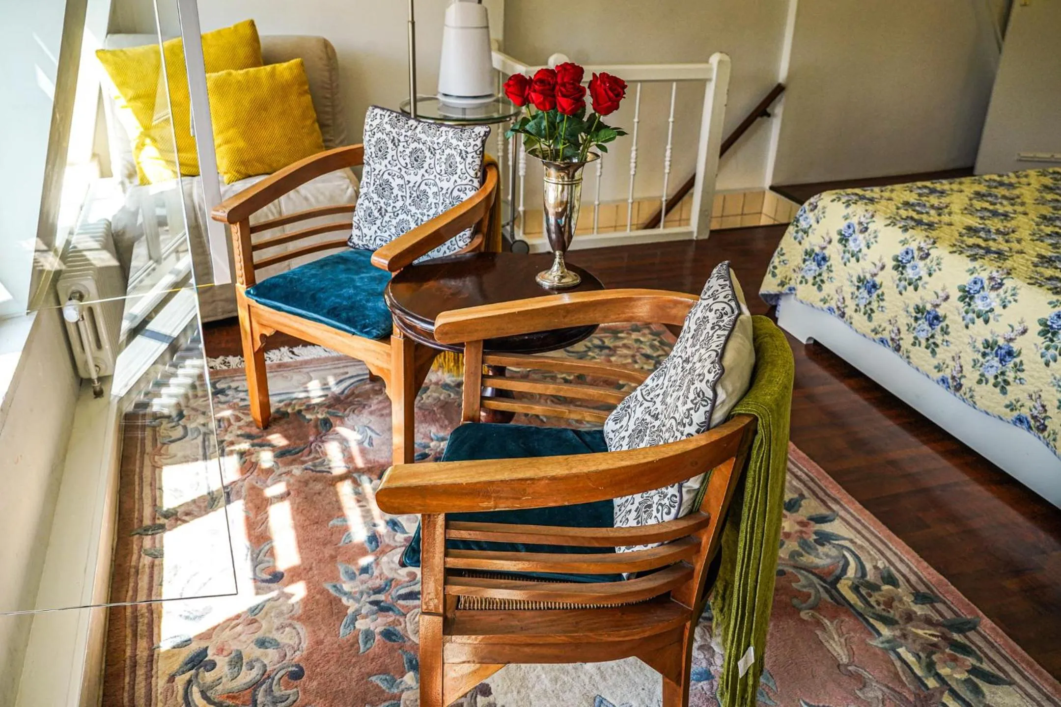 Seating area in The Balcony at Prinsen Canal apartment Amsterdam