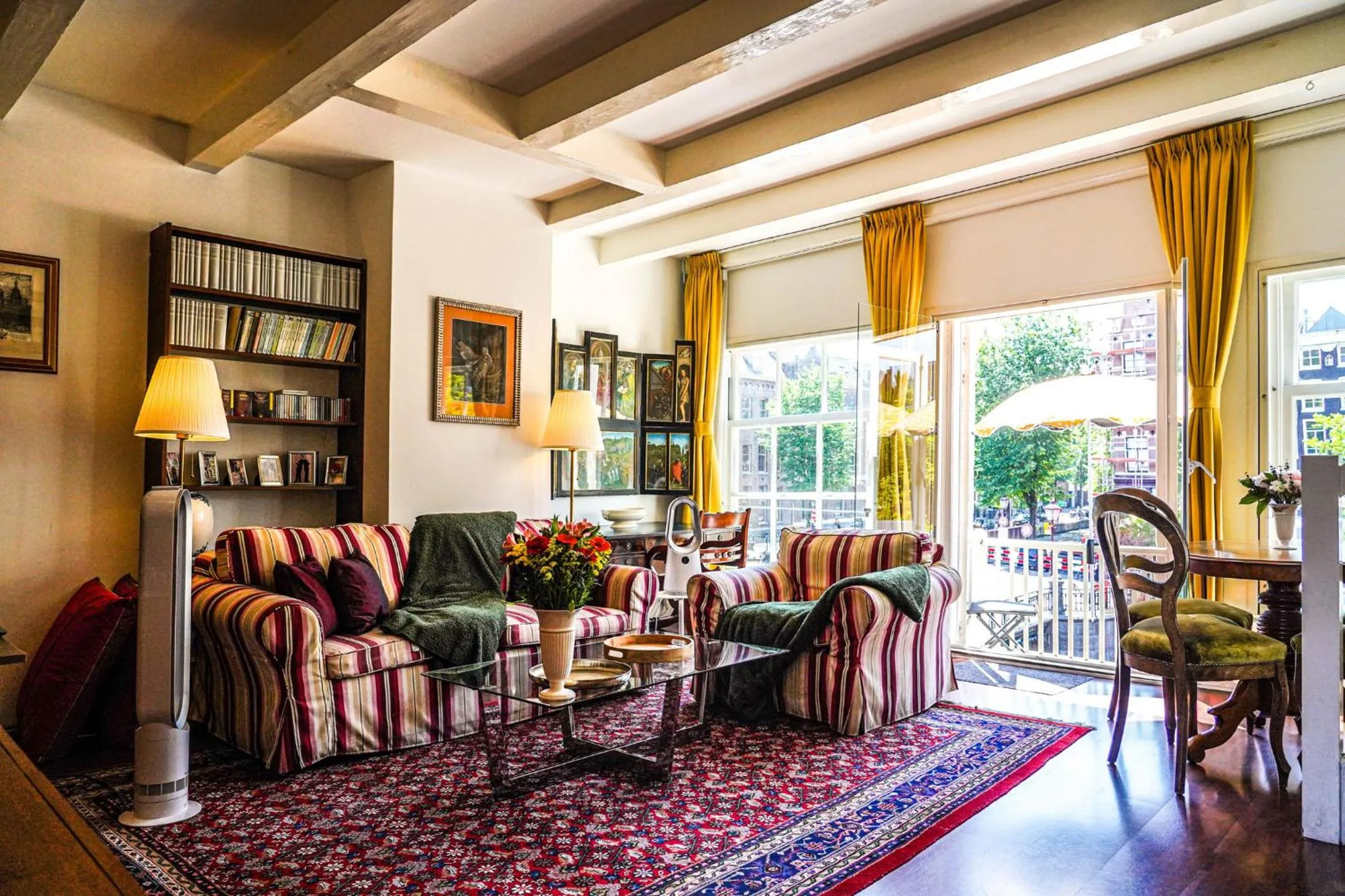 Living room in The Balcony at Prinsen Canal apartment Amsterdam