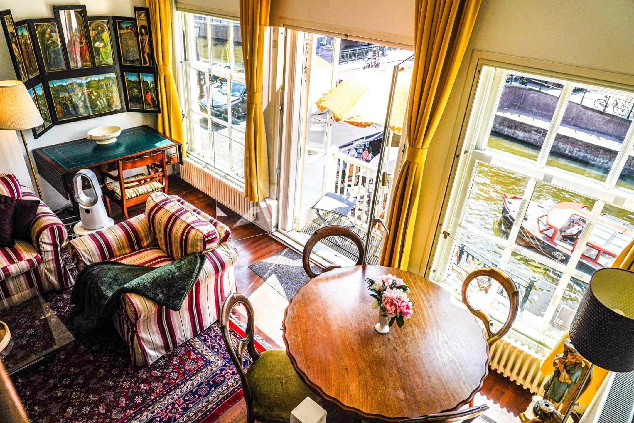 Dining area in The Balcony at Prinsen Canal apartment Amsterdam