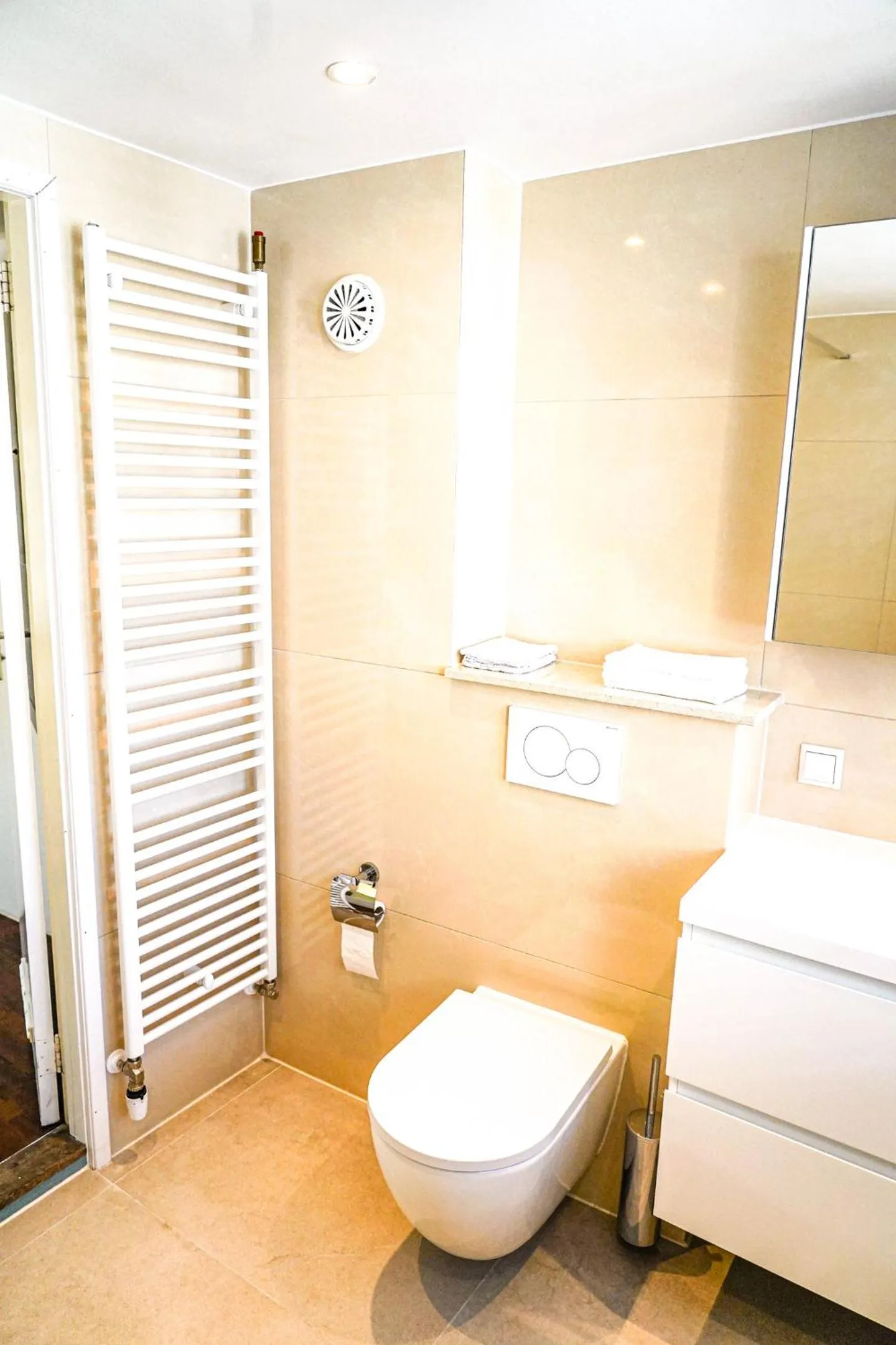 Toilet in The Balcony at Prinsen Canal apartment Amsterdam