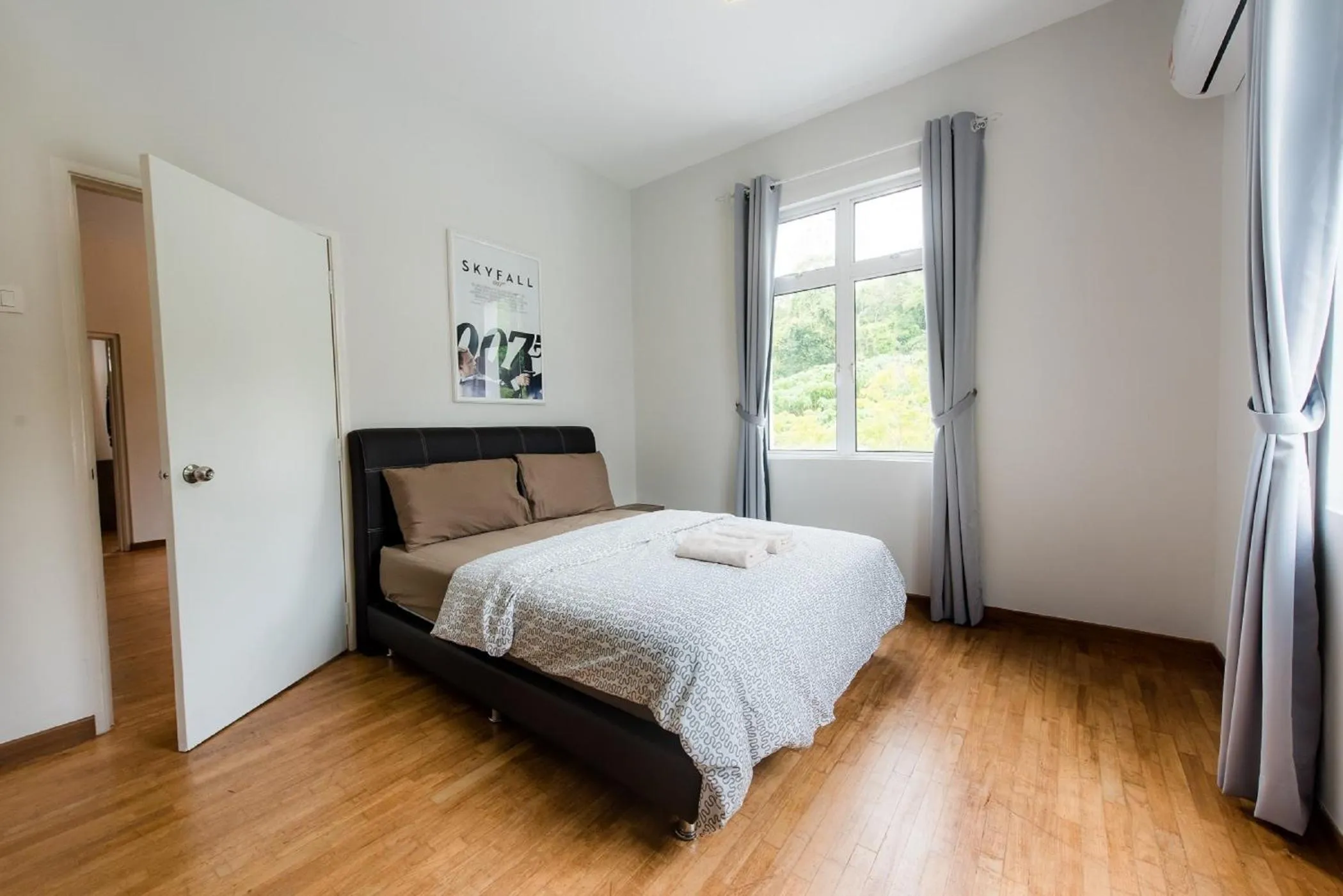 Bed in New Shamrock Beach Villas Seaview