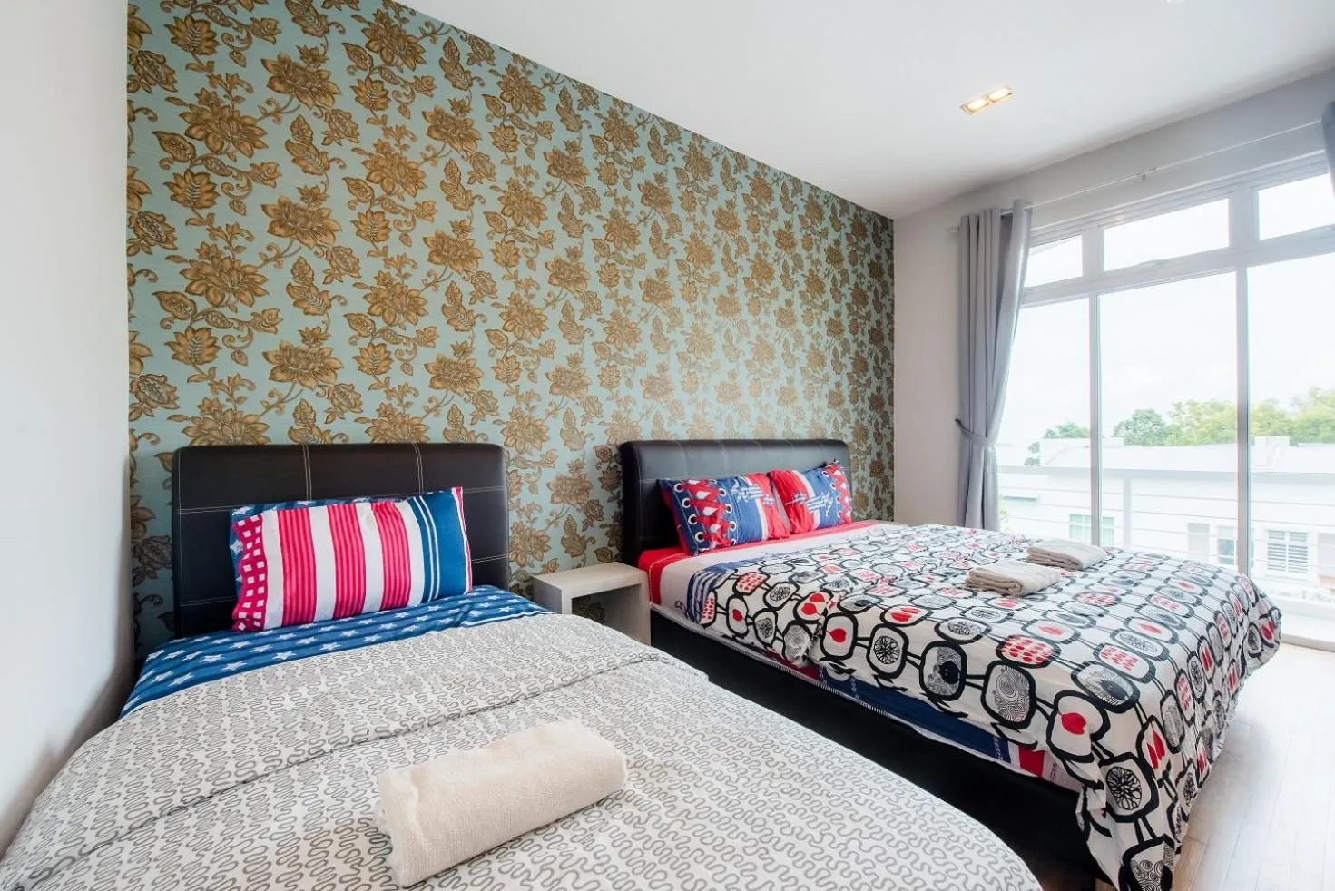 Bed in New Shamrock Beach Villas Seaview