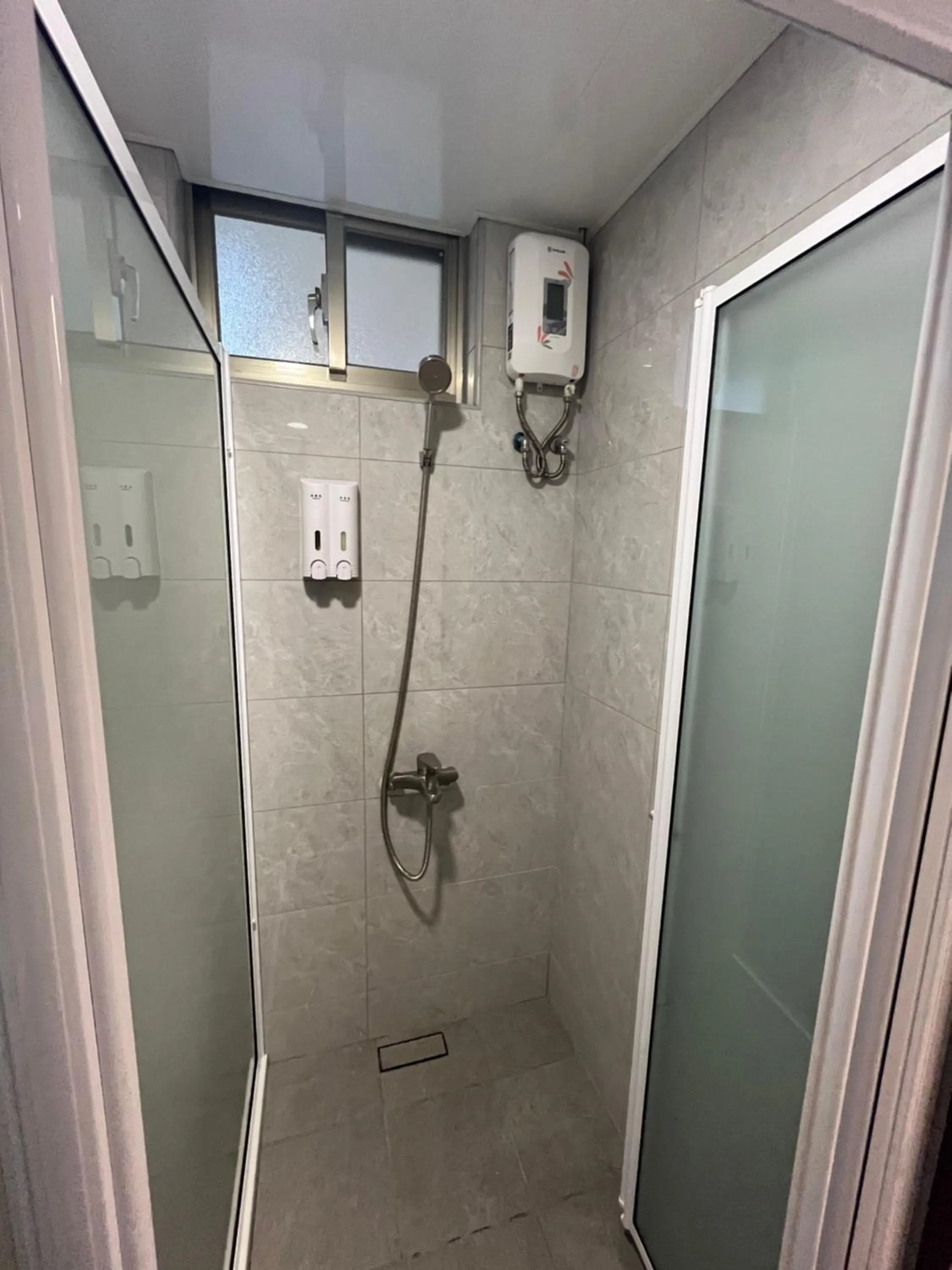 Shower in Tamshui Homestay