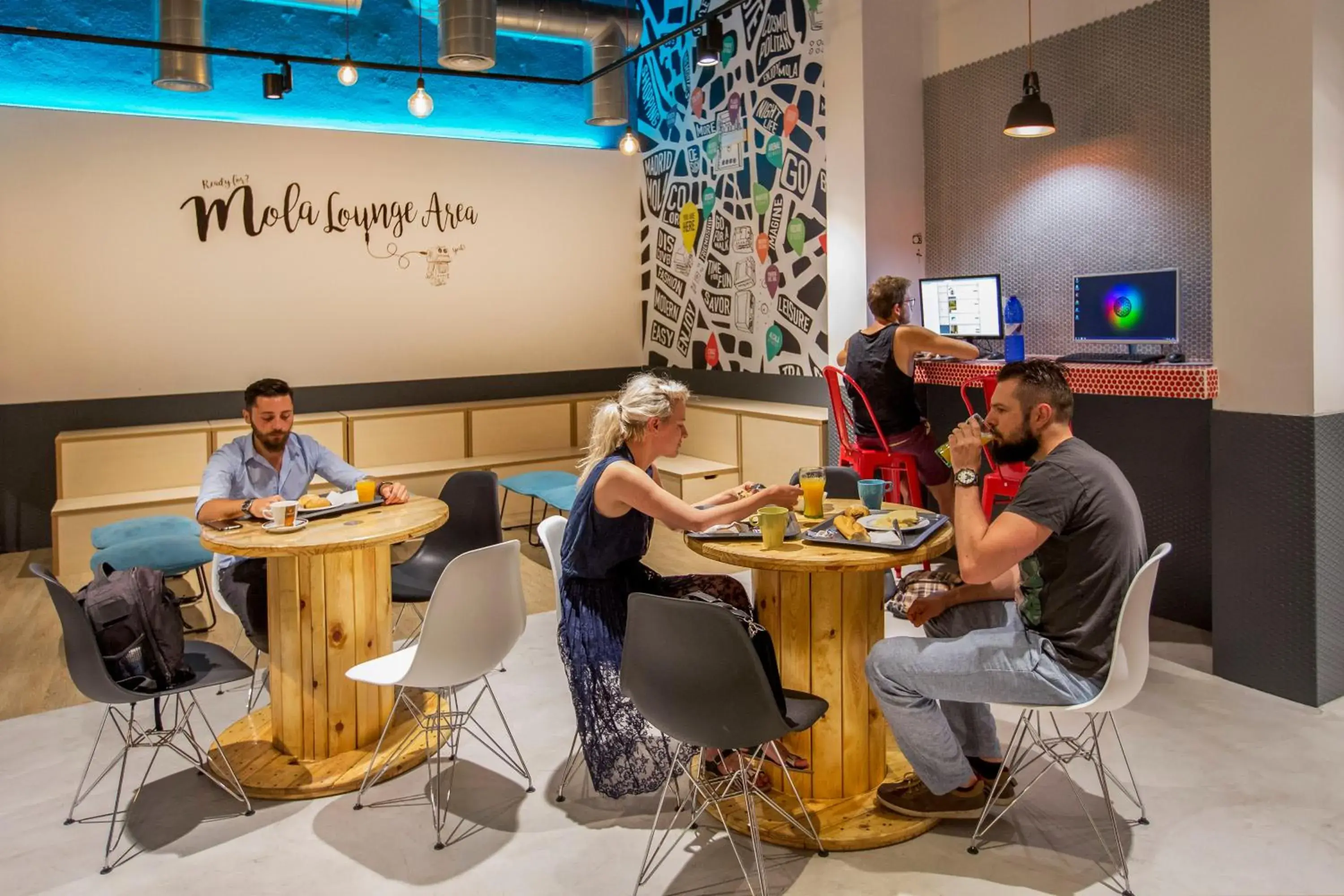 Lounge or bar in Mola Hostel Lounge or bar in Mola Hostel