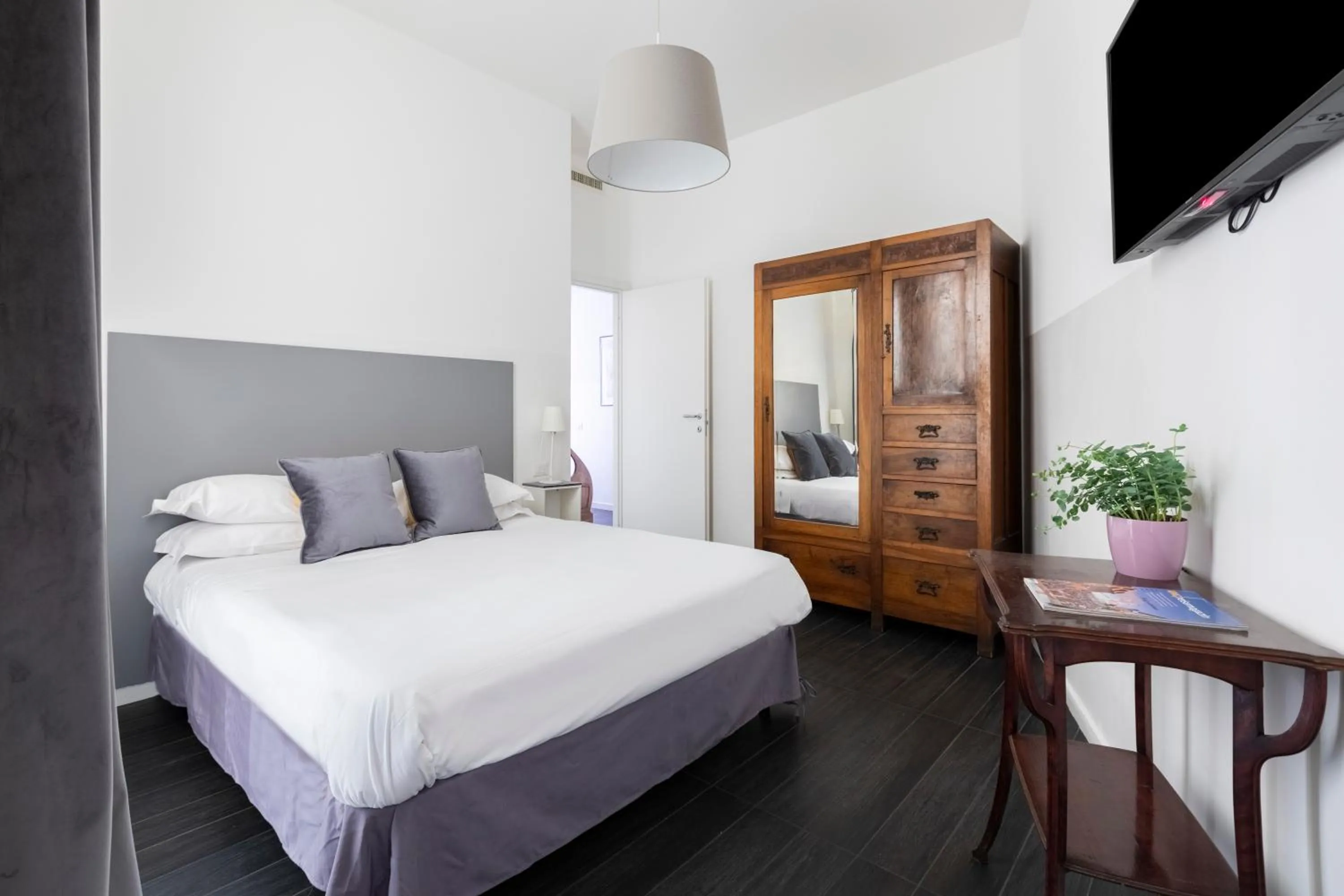 Photo of the whole room, Bed in Vatican City Suites by Hili