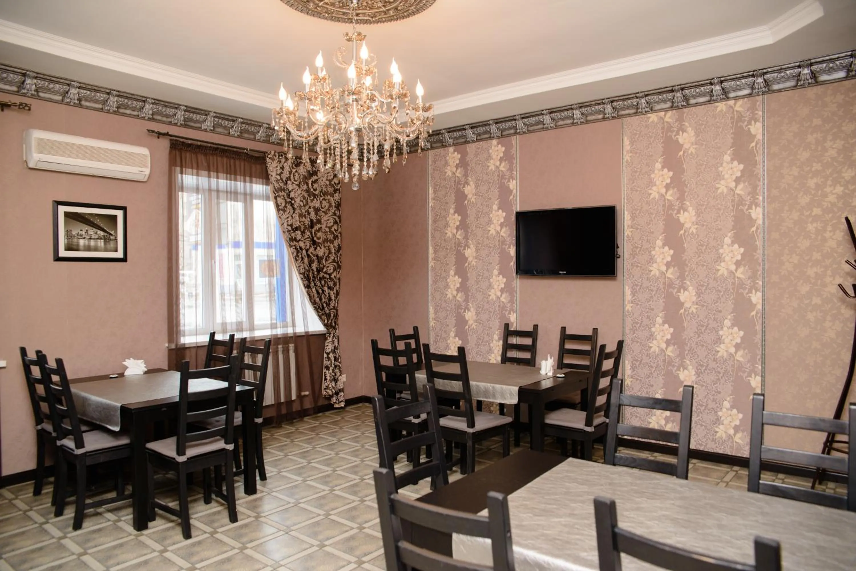 Restaurant/places to eat in Hotel Hizhina