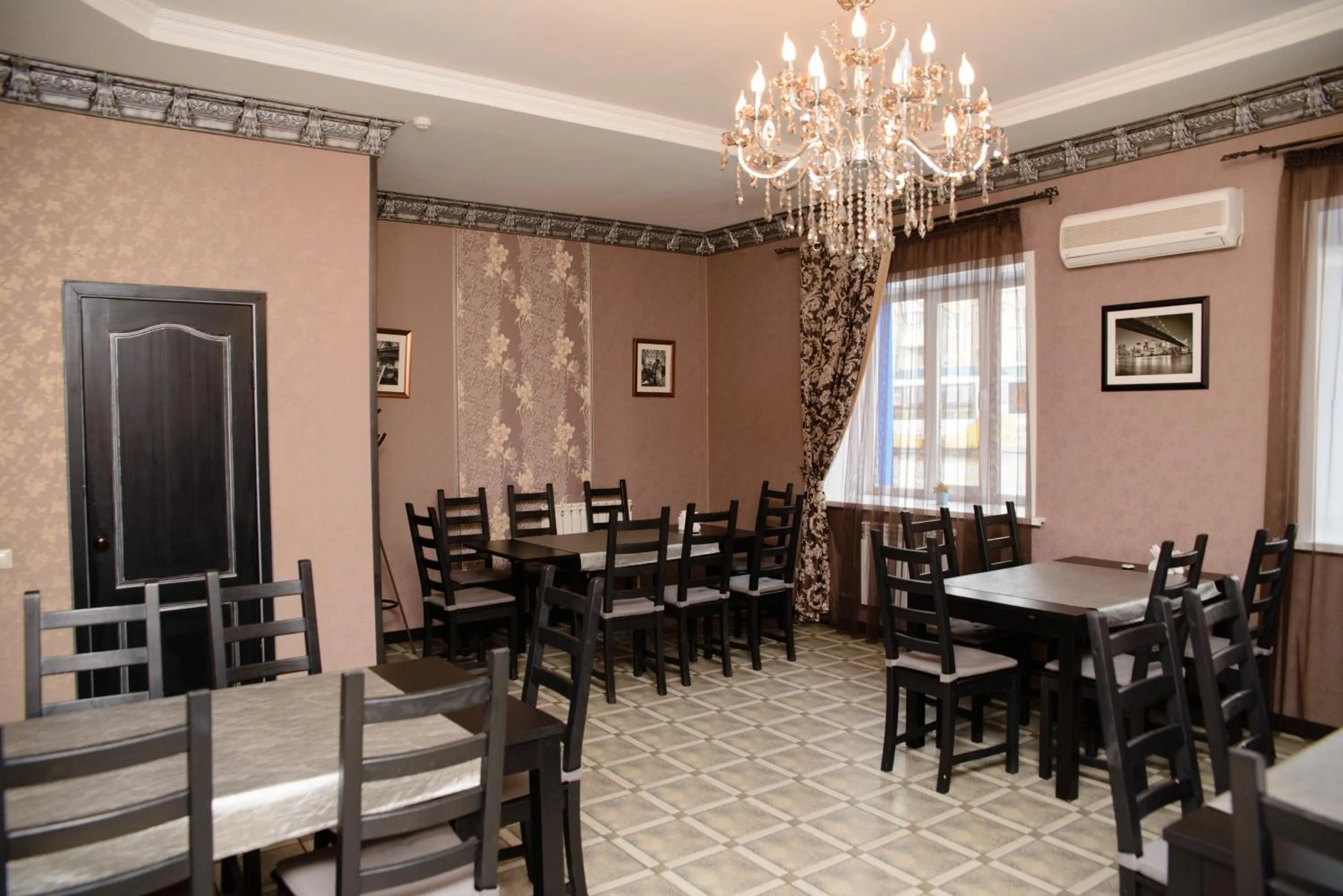 Restaurant/places to eat in Hotel Hizhina