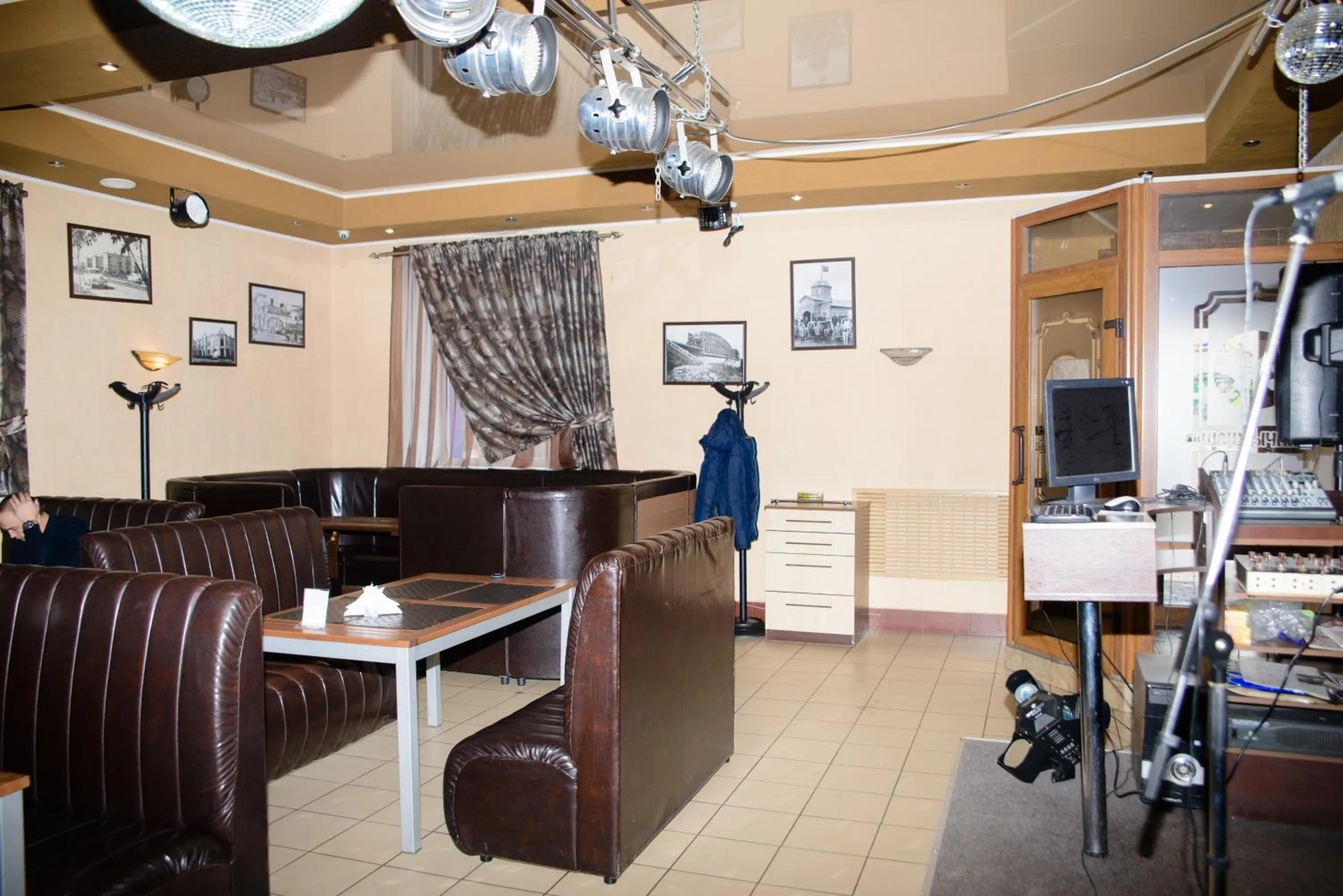 Restaurant/places to eat in Hotel Hizhina