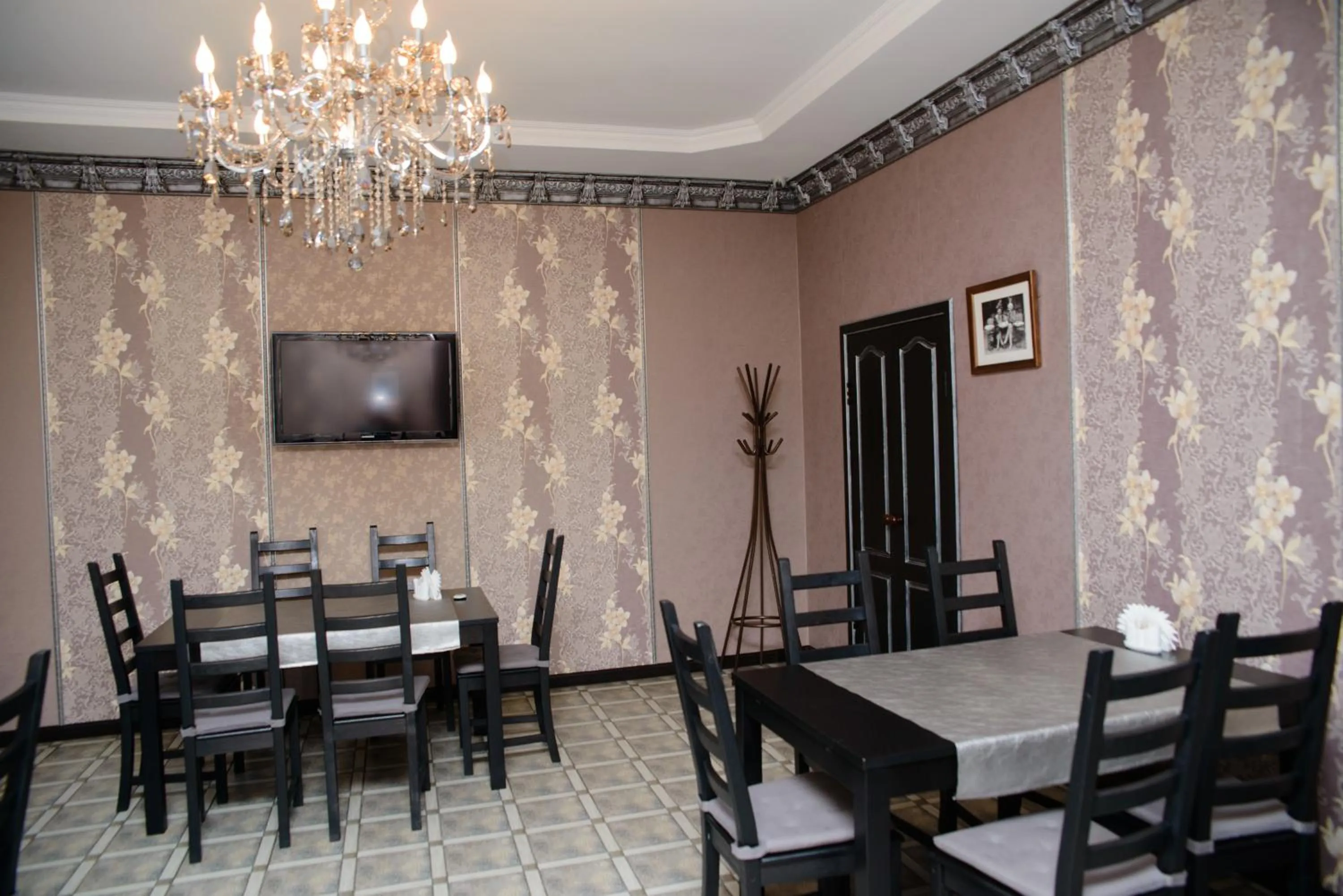 Restaurant/places to eat in Hotel Hizhina