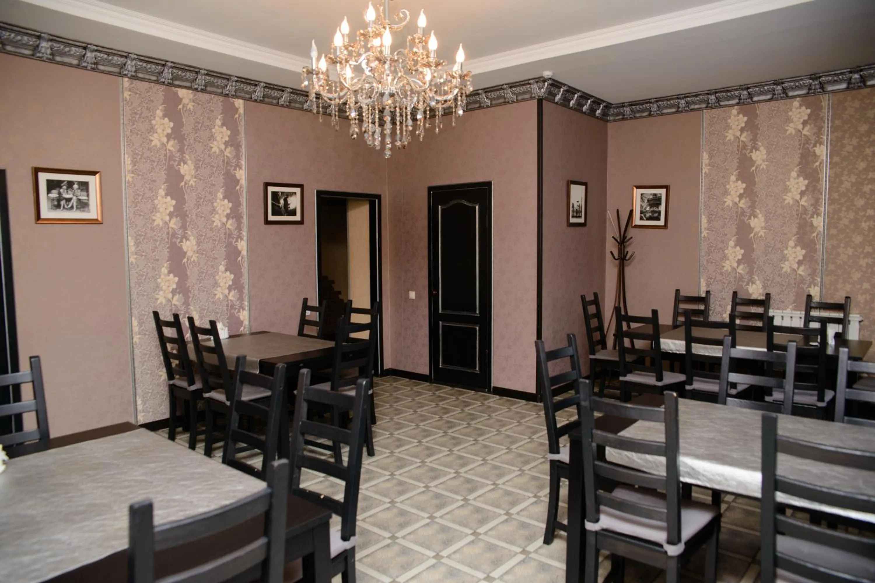 Restaurant/places to eat in Hotel Hizhina