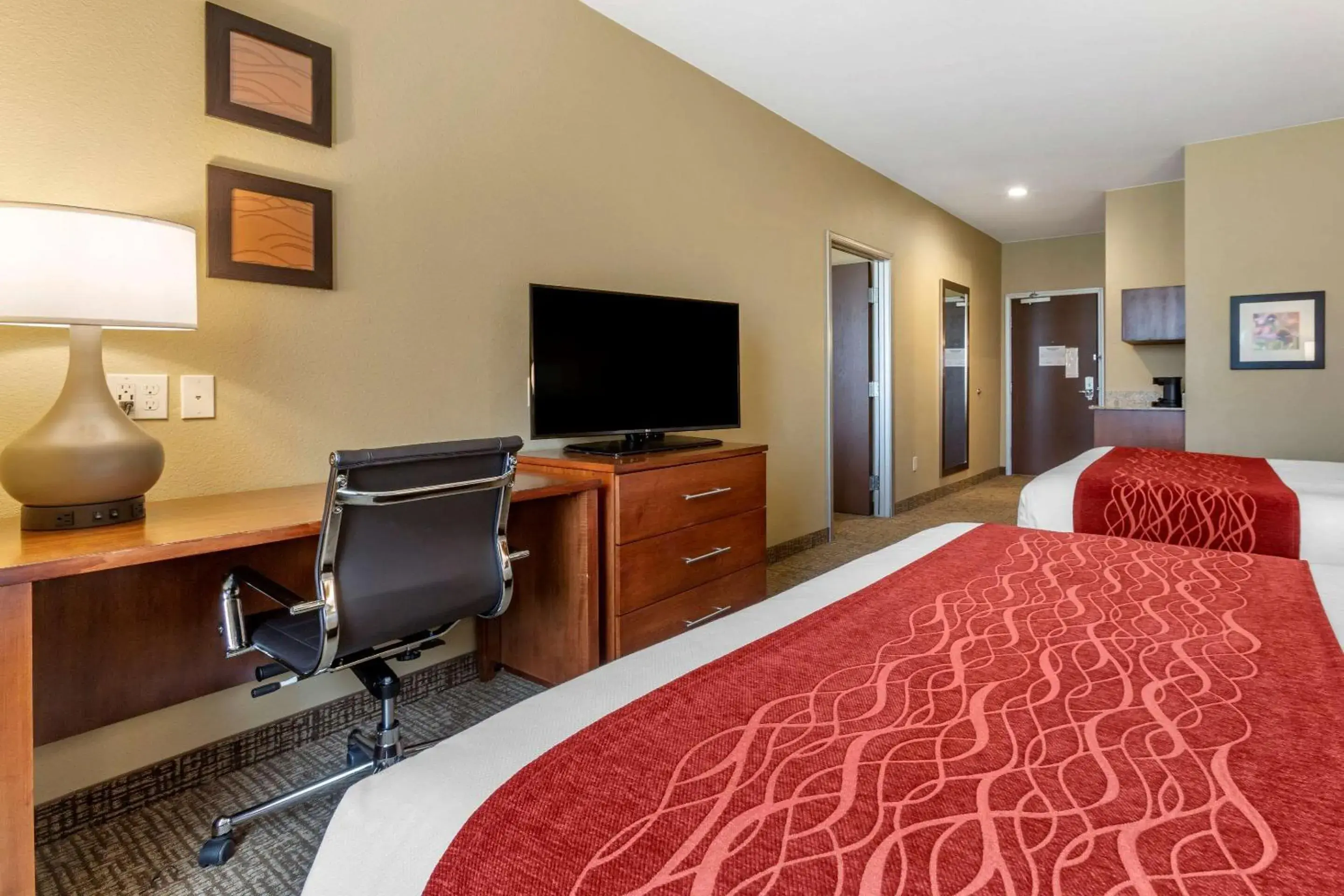 Photo of the whole room, Bed in Comfort Inn & Suites Near Mt. Rushmore