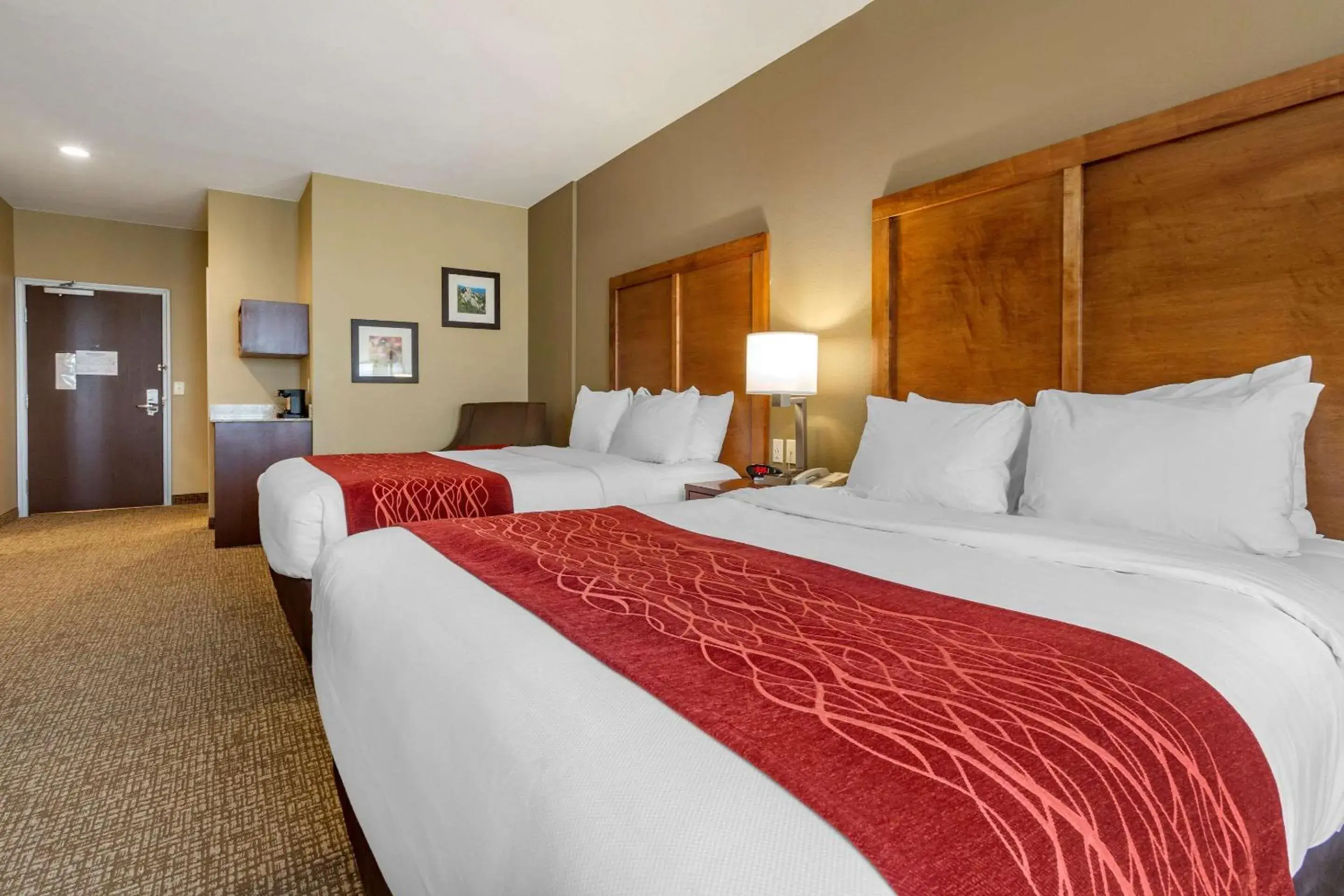 Photo of the whole room, Bed in Comfort Inn & Suites Near Mt. Rushmore