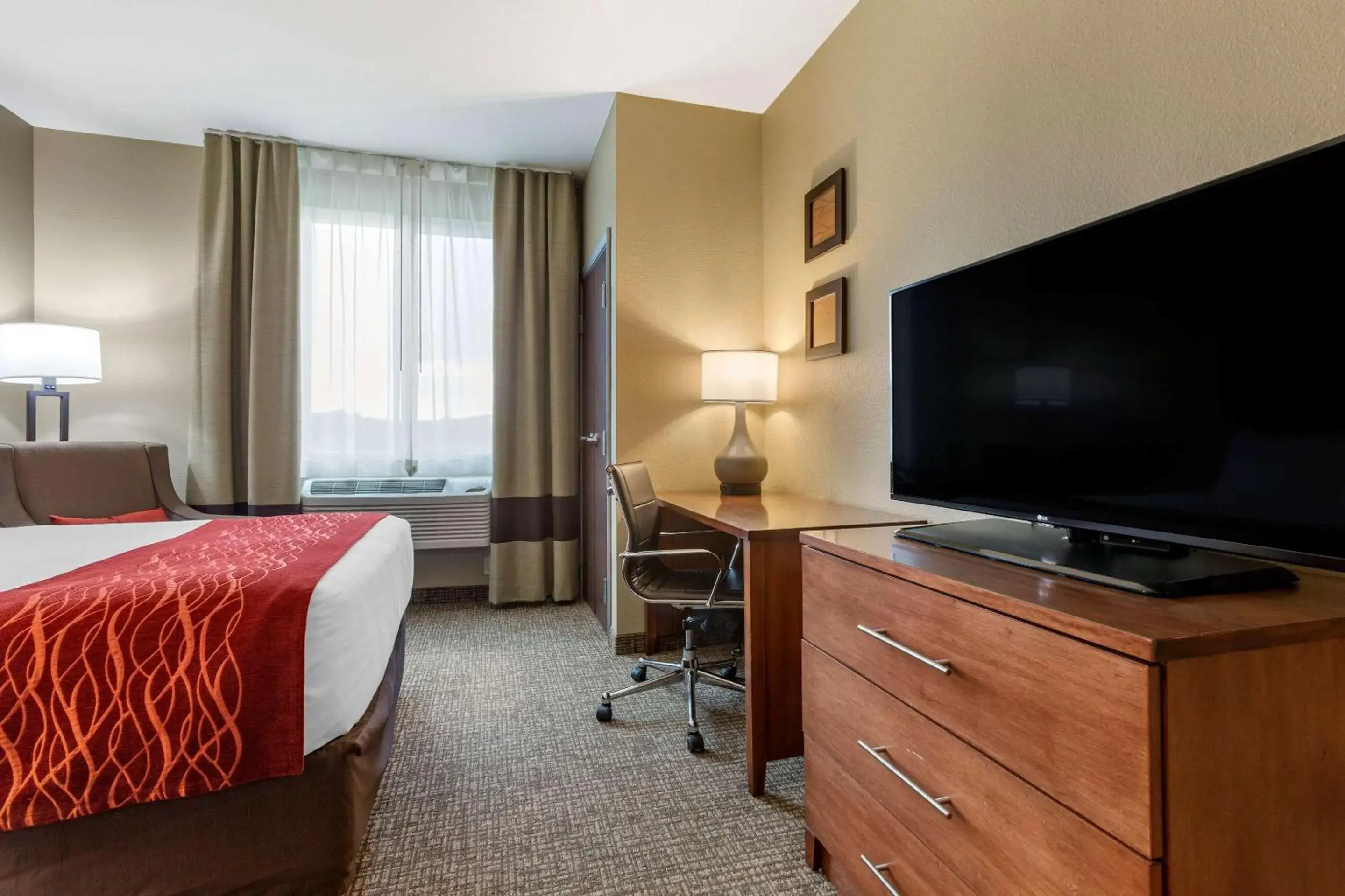 Photo of the whole room, TV/Entertainment Center in Comfort Inn & Suites Near Mt. Rushmore