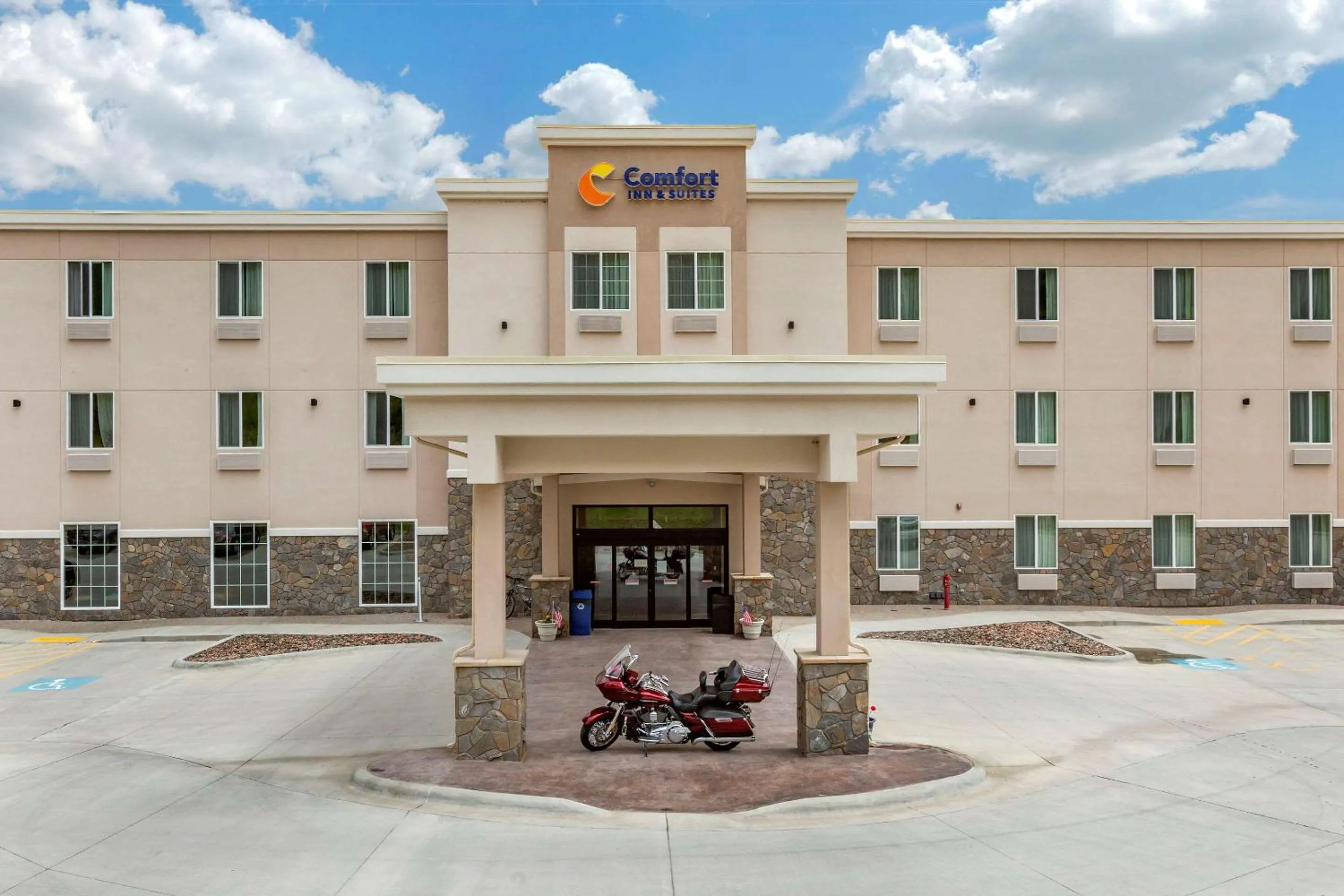 Property building in Comfort Inn & Suites Near Mt Rushmore